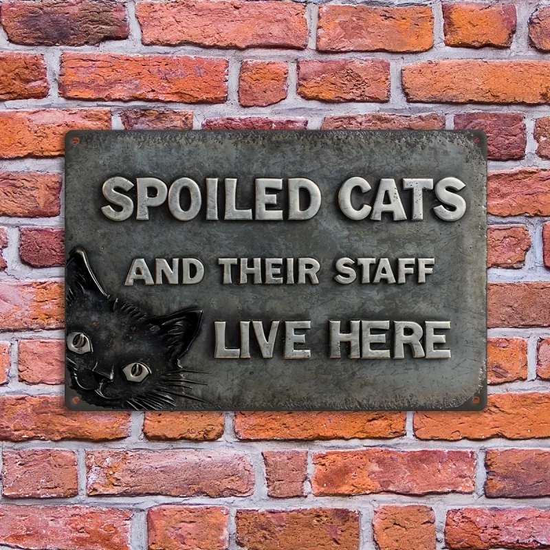 [Vintage-Katzen-Wandschild] 2D flach – 1 Stück Vintage „Spoiled Cats and The Staff Live Here“ Aluminium-Wandschild – 20,3 x 30,5 cm