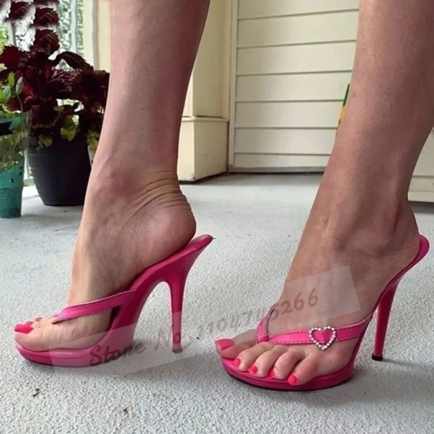 Fuchsia Thin High Heel Flip Flops Bling Bing Crystal Heart Shaped Ring Buckle Moderne Hausschuhe Slip-On Glitter Strass Schuhe