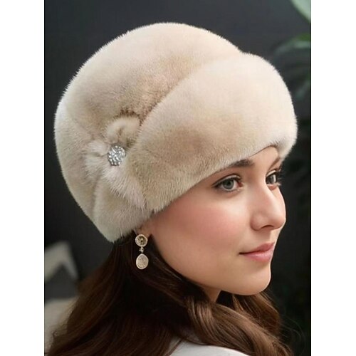 Weihnachtsmütze aus Kunstpelz für Damen mit Schmuckstein-Blumendetail, weiches Plüschdesign in mehreren Farben für die Winterferien Image