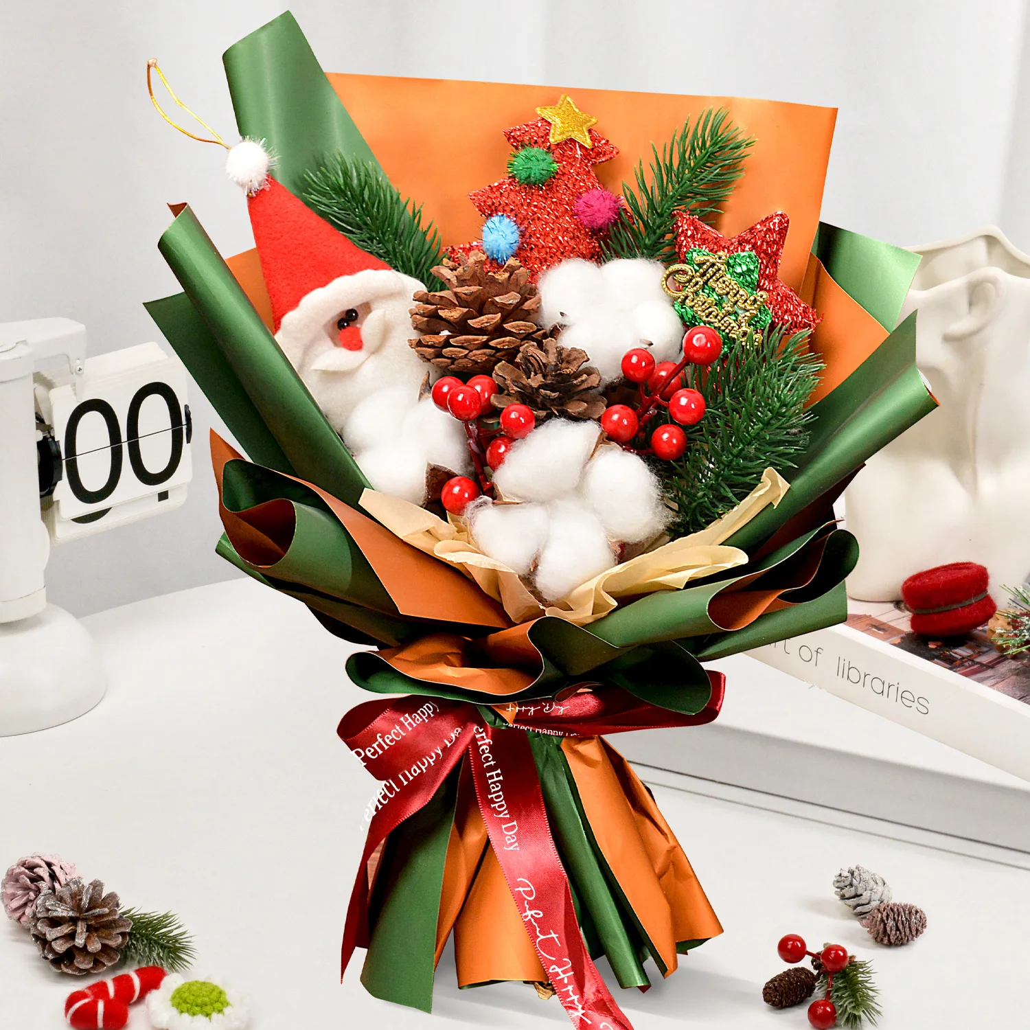 Weihnachten Weihnachtsmann Stoff Blumenstrauß, festliche Blumensträuße für Zuhause, Feiertagstischdekoration, Weihnachtsbaumdekoration Image