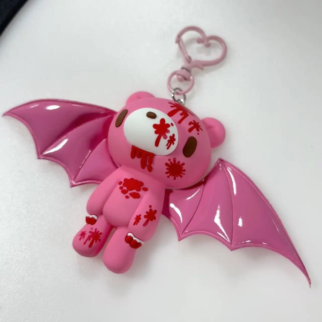 Luxuriöser süßer-dunkler Fledermaus-Bär-Schlüsselanhänger – exquisit gefertigt mit blutigen Details und glänzenden Flügeln. Image