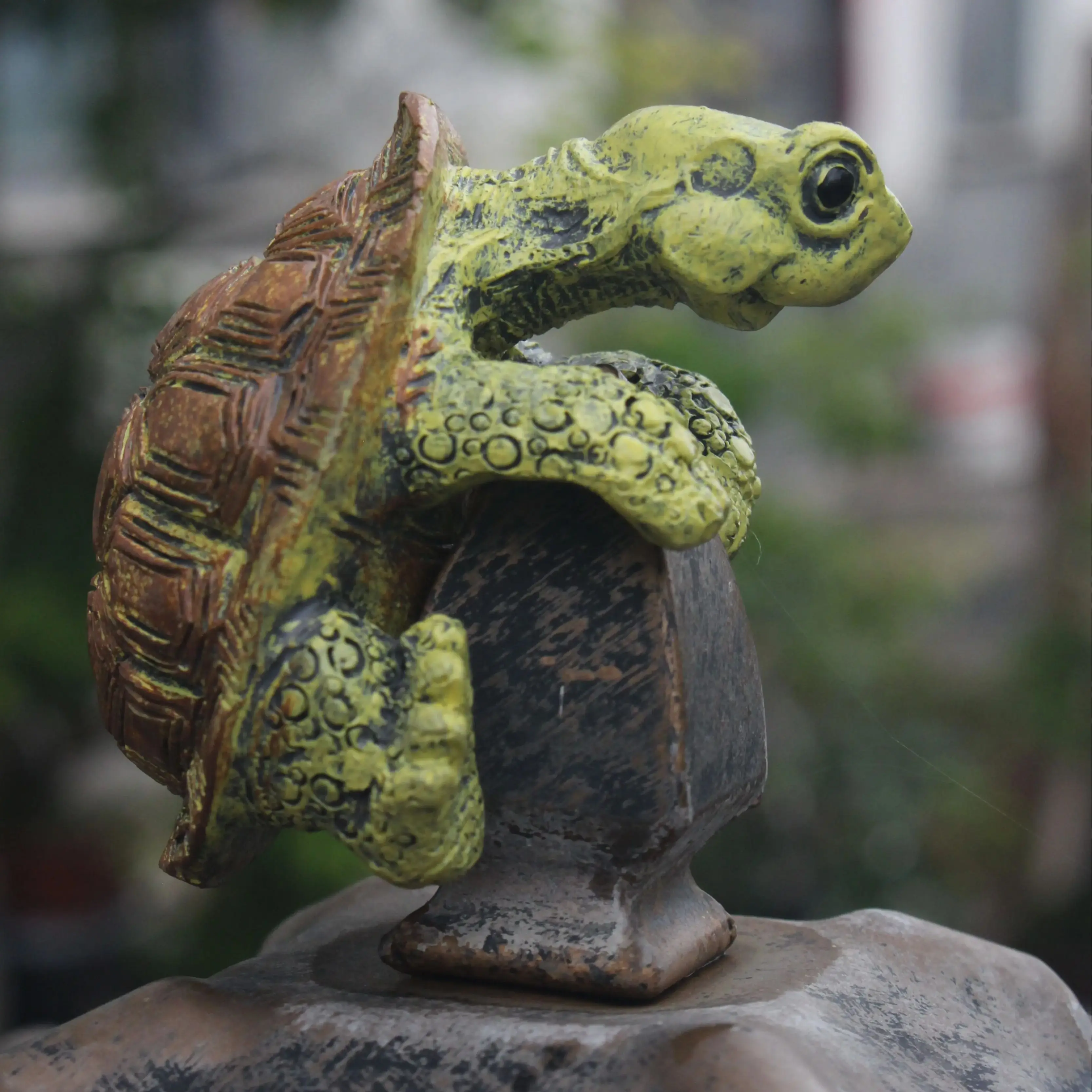 1 pezzo di simpatico statua di tartaruga rampicante in resina, decorazione per acquario per interni ed esterni, decorazione per vasi di fiori, sospensione a parete per giardino esterno, decorazione
