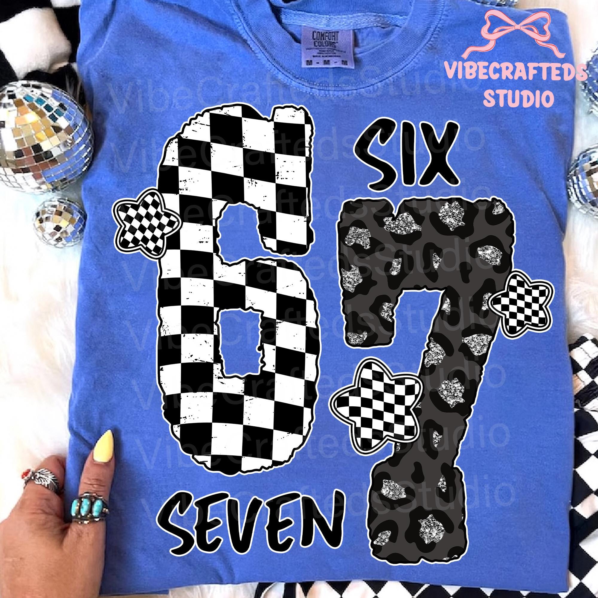 Six Seven 6 7 Meme Glitter Back White png, 6 7 varsity png, Maglietta Six Seven, 6 7 Png, Frase virale Meme Png, Viral TikTok Png, Detto divertente