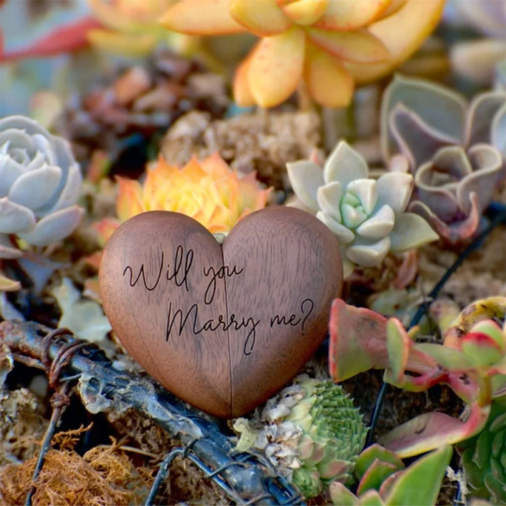 Personalisierter herzförmiger Ringhalter aus Holz, individuelle Eheringbox, perfektes Geschenk für Ringhalter, Jubiläumsgeschenk für Paare Image