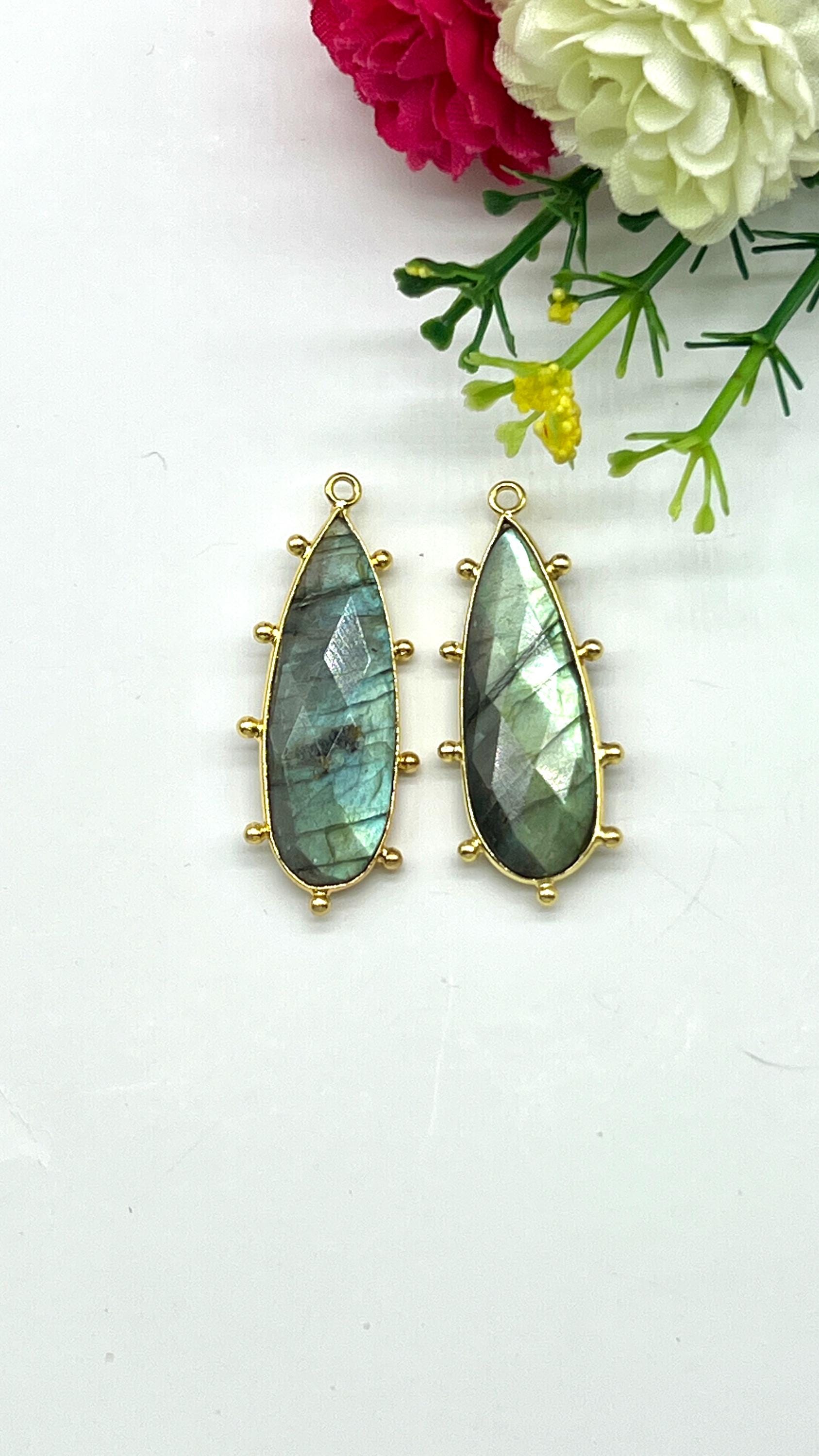 Ciondoli a goccia in labradorite con incastonatura a castone / Connettore placcato oro / Gioielli con ciondoli fatti a mano / Ciondolo con pietra prez