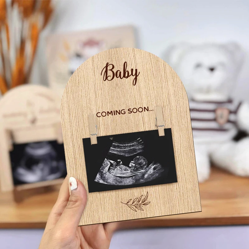 Schwangerschaftsankündigungsschild „Baby First One“-Bilderrahmen „Youngers Coming Soon“, Fotorahmen aus Holz mit Fotohalter Image