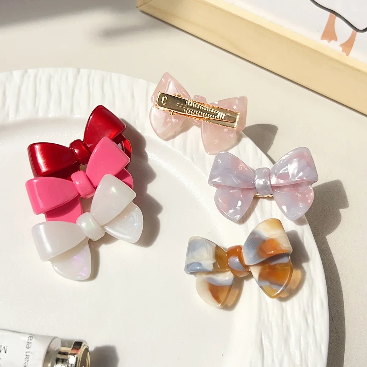 Koreanischen Stil Neue Bogen Acetat Haarnadel Mädchen Licht Luxus Fliege Entenschnabel Clip Temperament Gebrochenes Haar Pony Clip Haar Zubehör Image