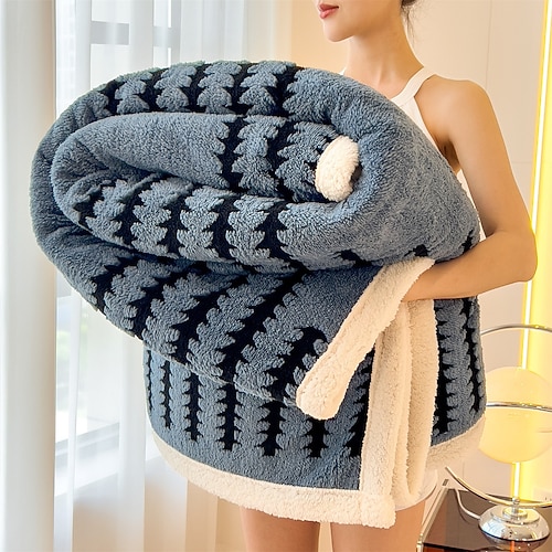 Warme, multifunktionale Flanelldecke aus dickem, doppellagigem kationischem Taftfleece und Sherpa-Fleece – ideal für Sofa, Bett oder Büro im Winter. Image