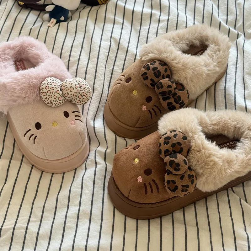 Anime Hello Kitty Baumwollhausschuhe für Damen, Herbst und Winter, dicke Sohle, warme, mit Fleece gefütterte Fellschuhe, trendige Slip-On-Schuhe, rutschfeste PVC-Sohle