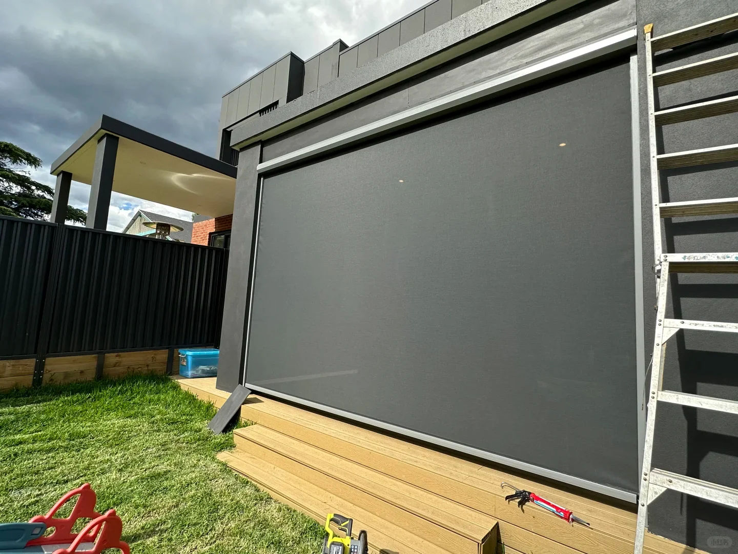 Moderne elektrische Rollos für den Außenbereich, horizontale Pergola-Sonnenblätter mit Reißverschluss, schlichter Stoff, französische Fenster, integriert für den täglichen Gebrauch Image