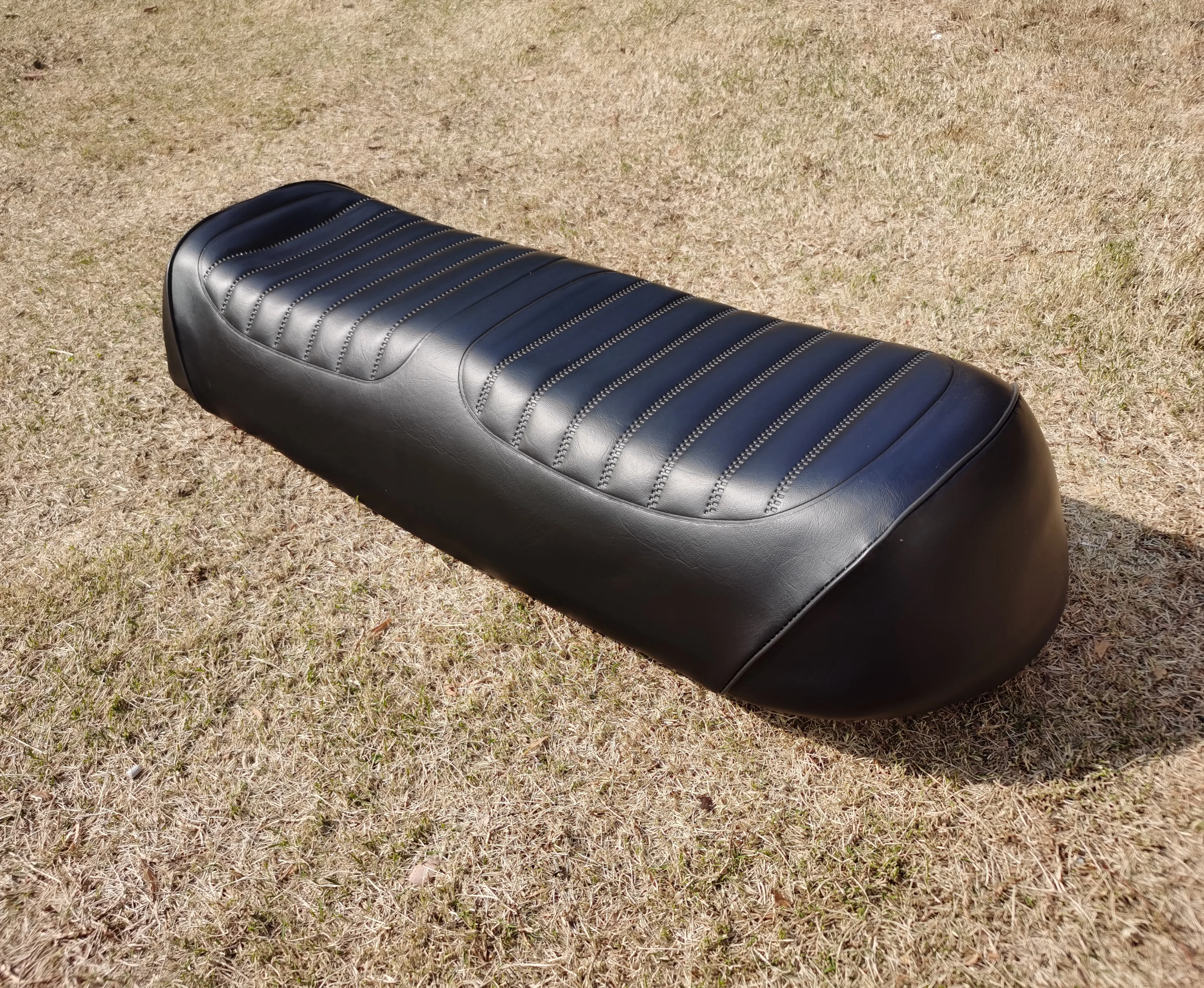 Komplette Sitzreproduktion für MZ ETZ 250-Motorräder im neuen Zustand. Motorradsitze-Zubehör Image