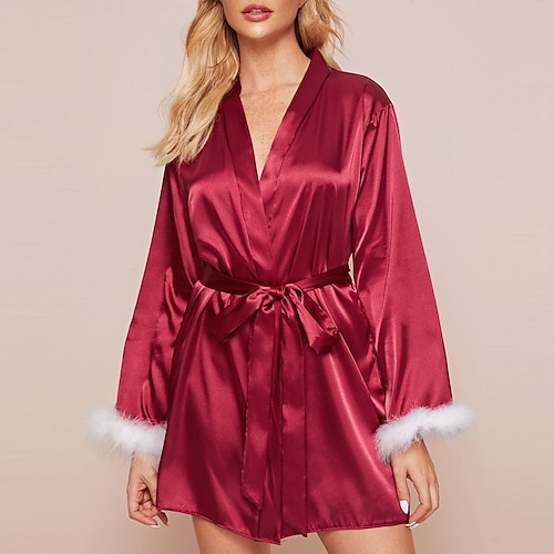 Roter Satin-Bademantel für Damen mit weißen Pelzbesätzen an den Ärmeln – festliche Loungewear und Geschenkidee für die Weihnachtszeit Image