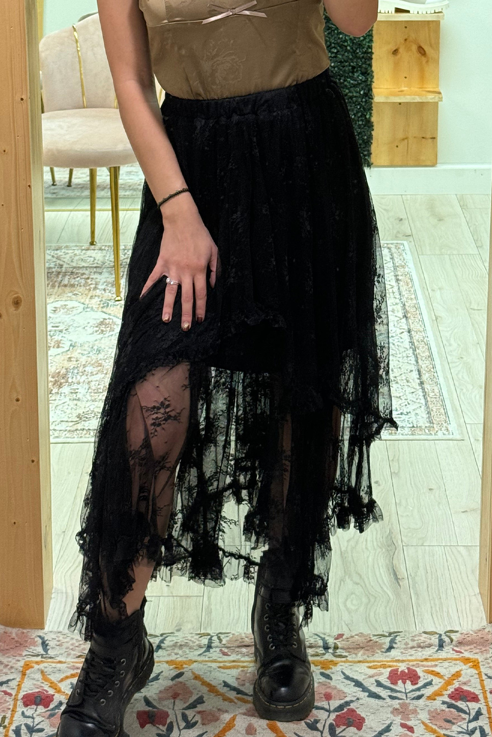 Spitzen-Midirock mit asymmetrischem Saum Image