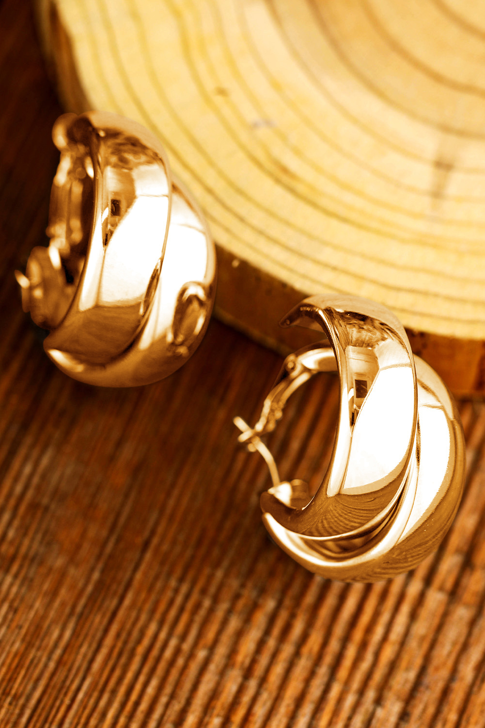 Goldene Creolen Ohrringe elegantes Design Image