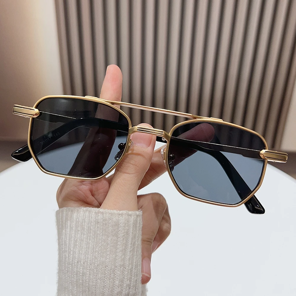 Retro-Doppelbrücken-Y2K-Sonnenbrille, quadratisch, Metallrahmen verbessert einen Premium-Vibe, einfach zu kreieren, atemberaubende Aufnahmen für Straßenfotografie Image