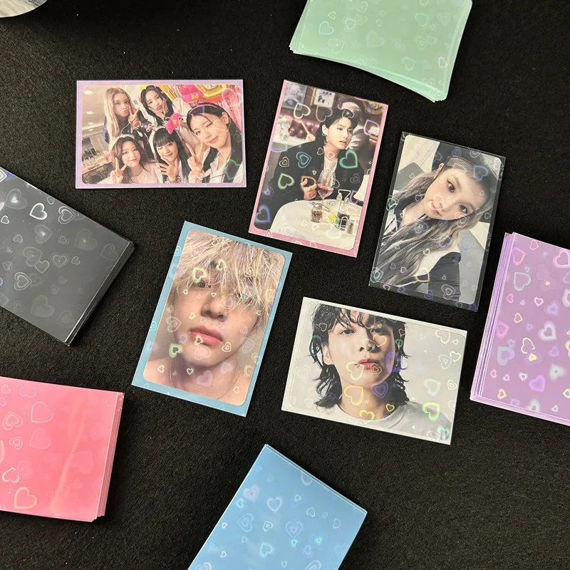 50 stücke 61*91mm Foto karten hülle herzförmige Laser-Top-Lade karten hüllen Karten film Fotos chutz Sammelkarten Schild abdeckung Image