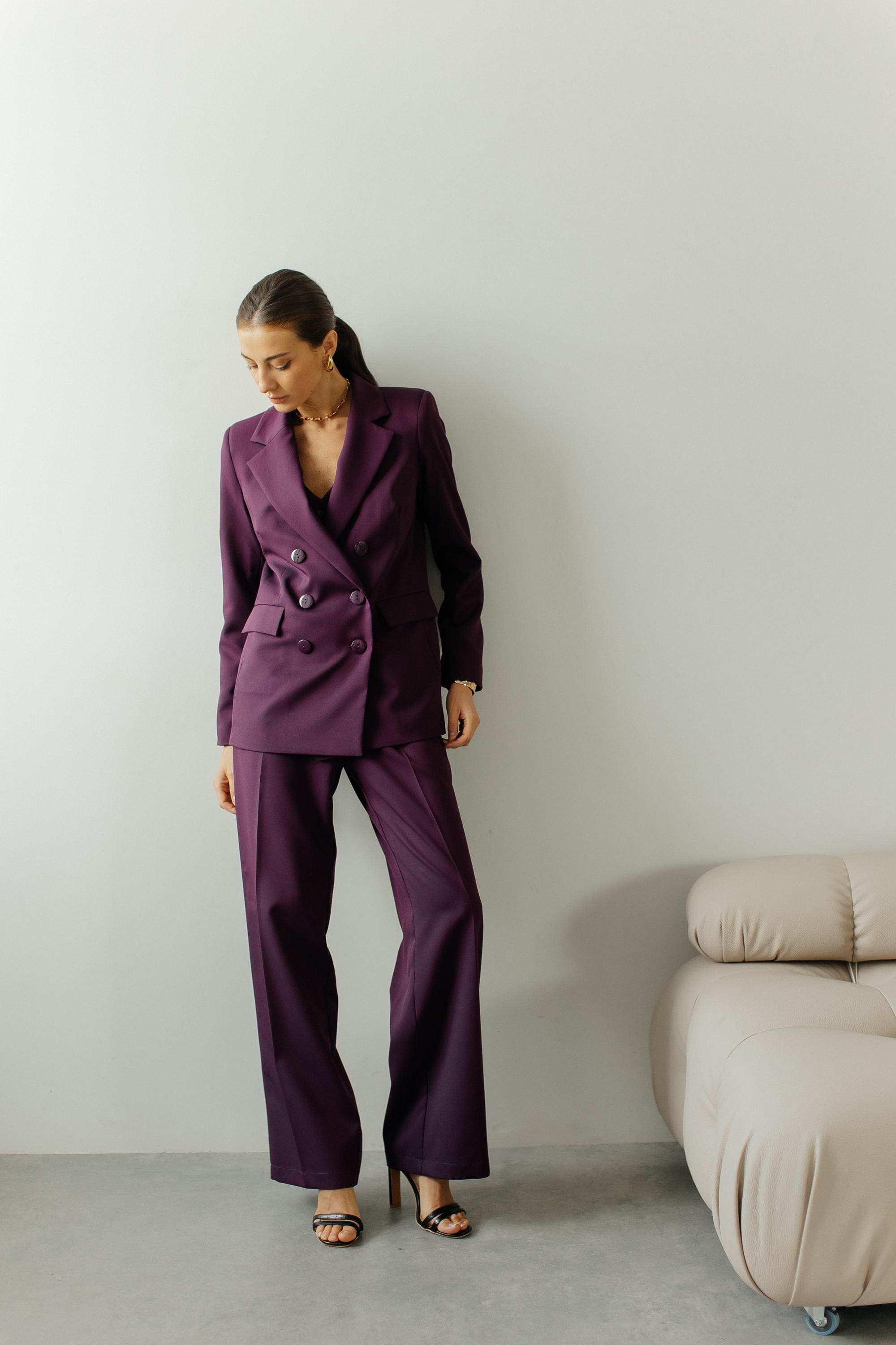 Completo giacca e pantaloni a due pezzi, tailleur pantalone palazzo bordeaux. Tailleur pantalone viola scuro. Completo su misura. Completo da ballo. C