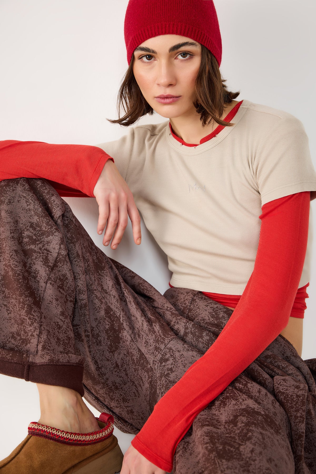 Kurzes, geripptes T-Shirt mit Stickerei in Stein Image