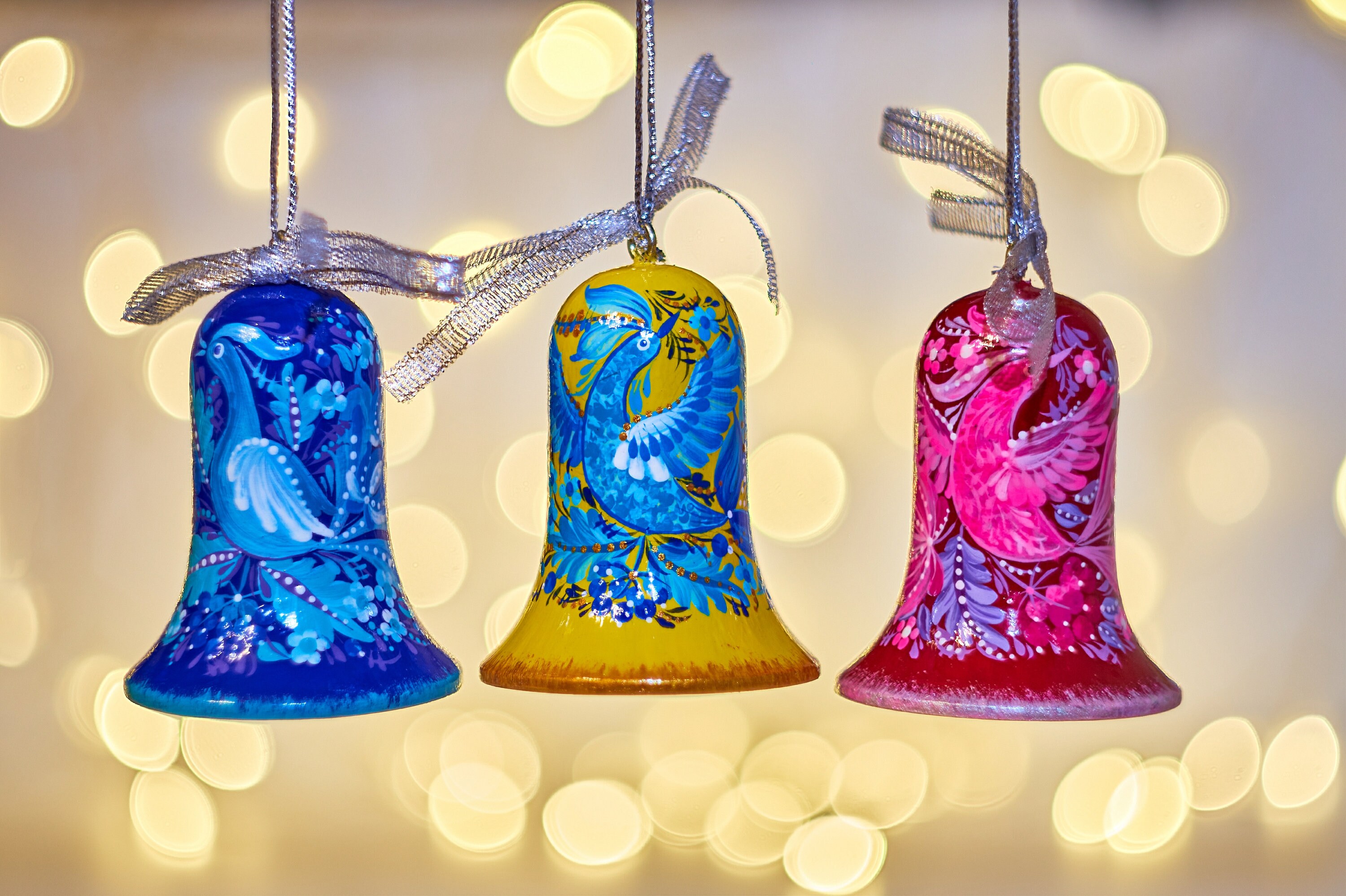 Set di 3 ornamenti natalizi dipinti a mano, campana di legno ucraina con dipinto Petrykivka, regalo personalizzato per gli amanti dell'arte popolare