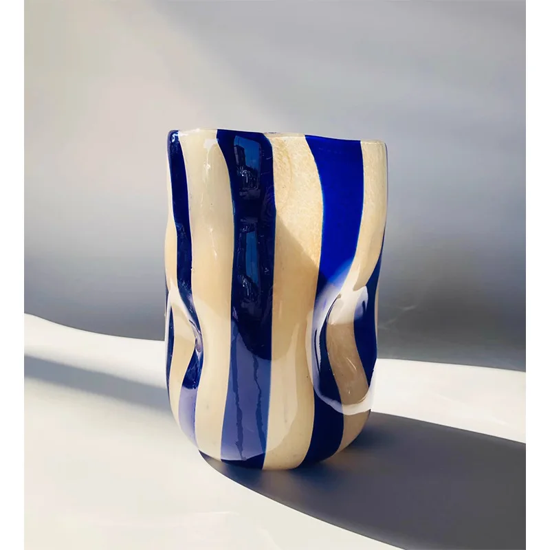 Vase im antiken Stil, leichter Luxus, Senior Sense, gestreifte Glasvase, Wohnzimmer, Blumenarrangement, Dekoration, Ornamente Image