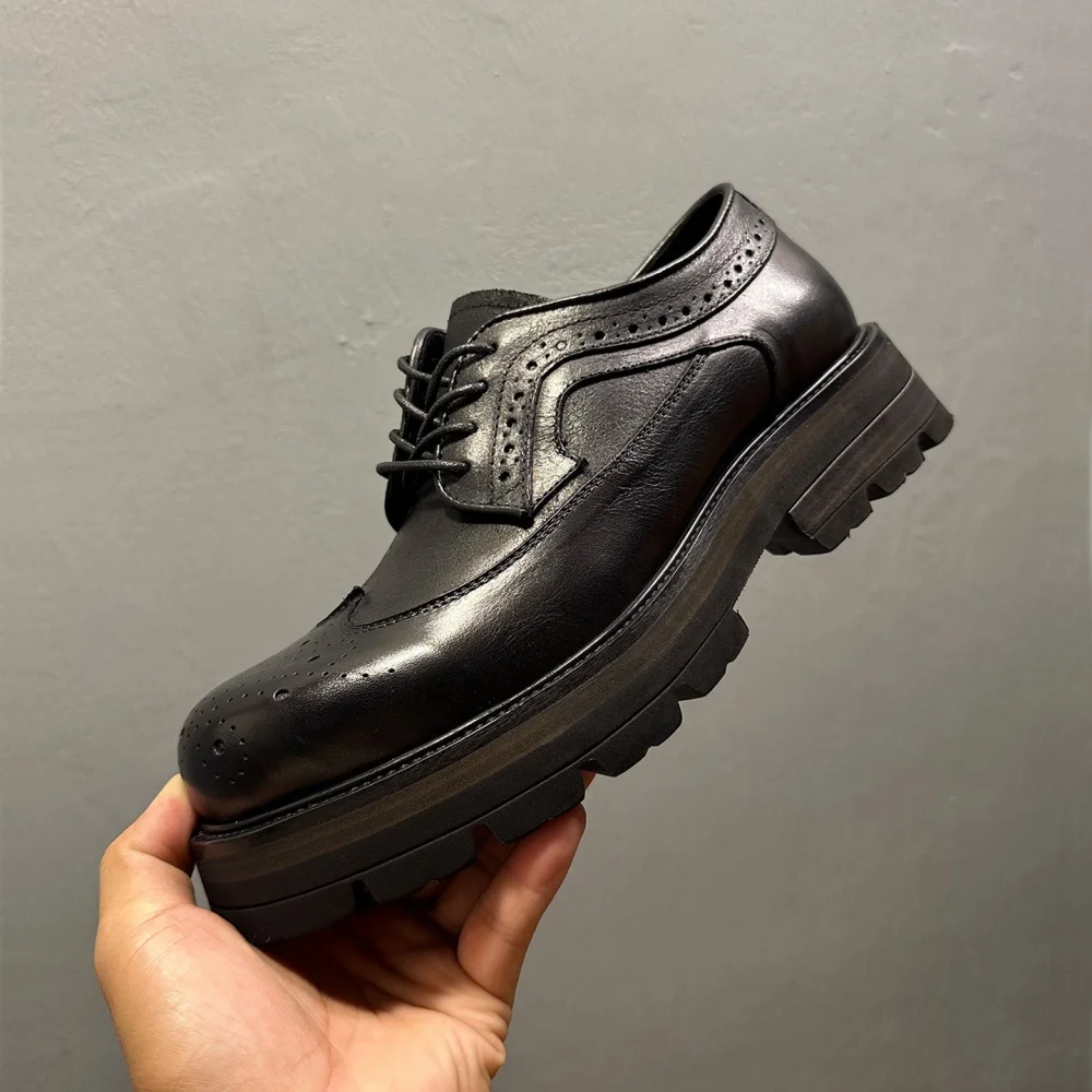 Trendige Business- und Freizeitschuhe aus Rindsleder für Herren mit Vintage-Schnitzereien mit runden Zehen für höhenvergrößern. Herrenschuhe