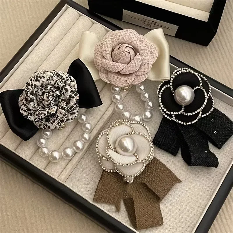 Retro Stoff Kamelie Blume Broschen für Frauen Bogen Kristall Perle Quaste Revers Pin Hemd Krawatte Hochzeit Party Abzeichen Zugriffs Image