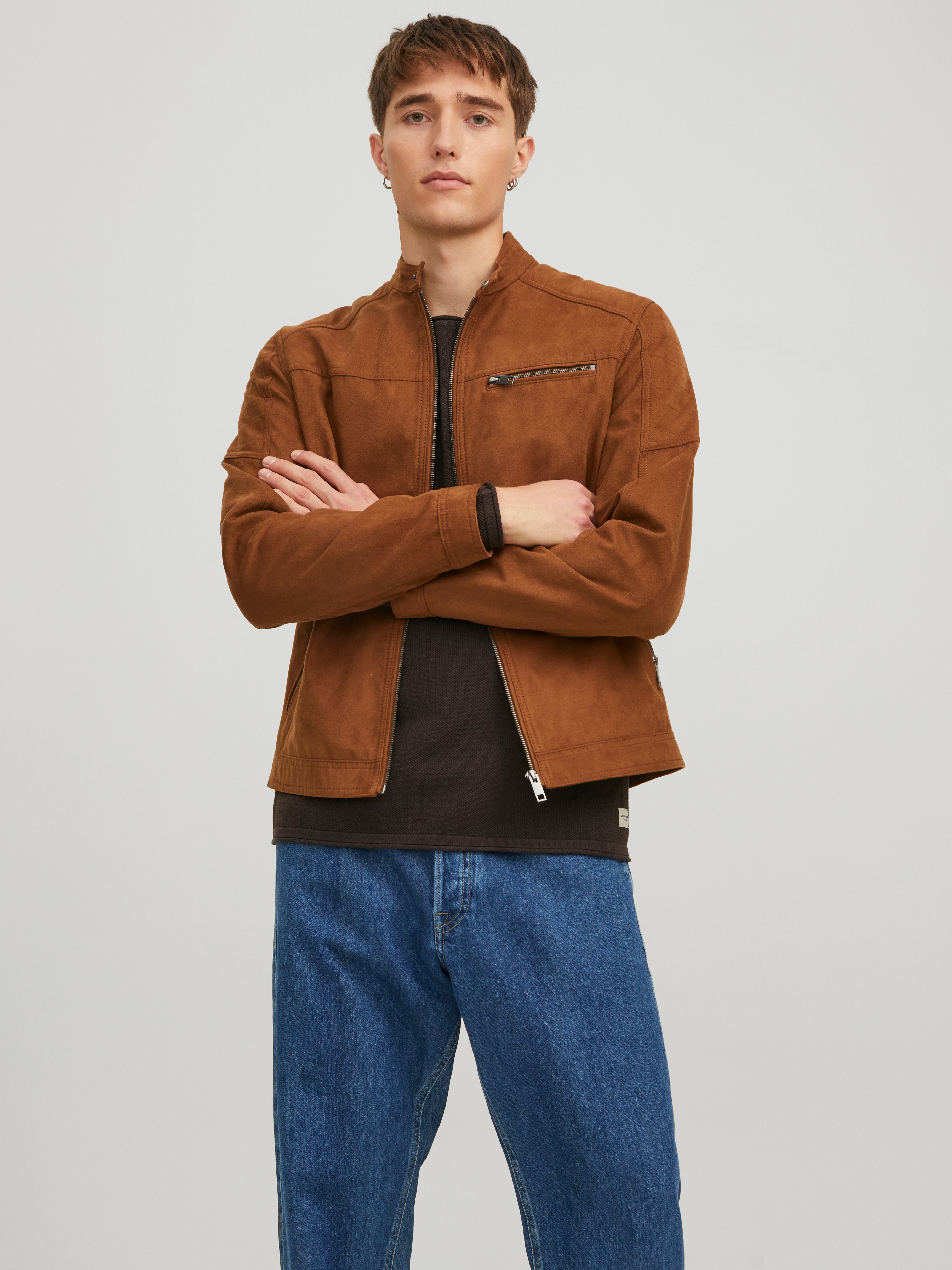 Lederimitatjacke JACK & JONES "JJEROCKY in Kunstlederoptik mit Reißverschlusstaschen", Herren, Gr. S, braun (cognac), Web, Obermaterial: 88% Polyester, 12% Viskose, slim fit normal, gerader Abschluss, Jacken, unifarben, modisch, regular fit,...