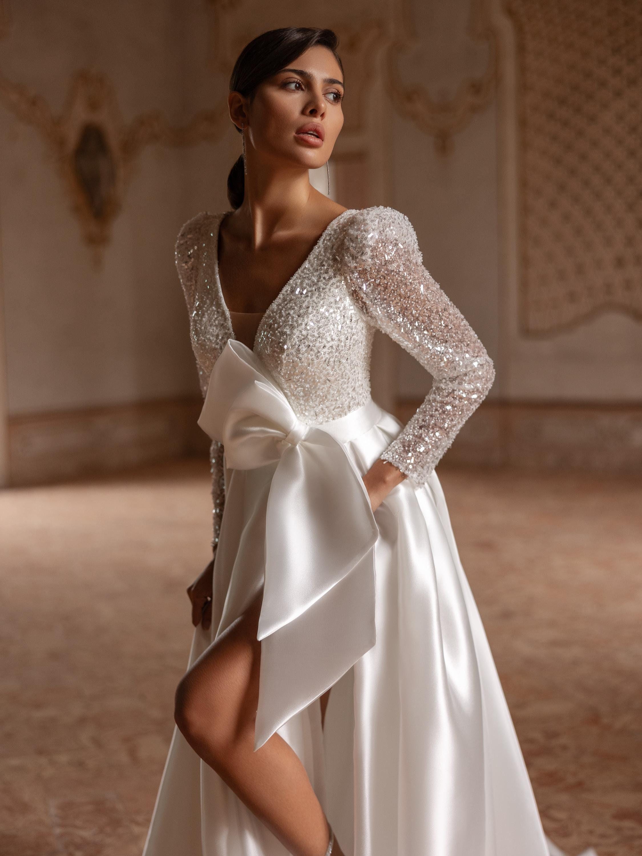 Abito da sposa trendy 2026 con fiocco removibile, abito da sposa in pizzo ricamato a mano, abito da sposa con spacco alto, abito da sposa moderno a ma