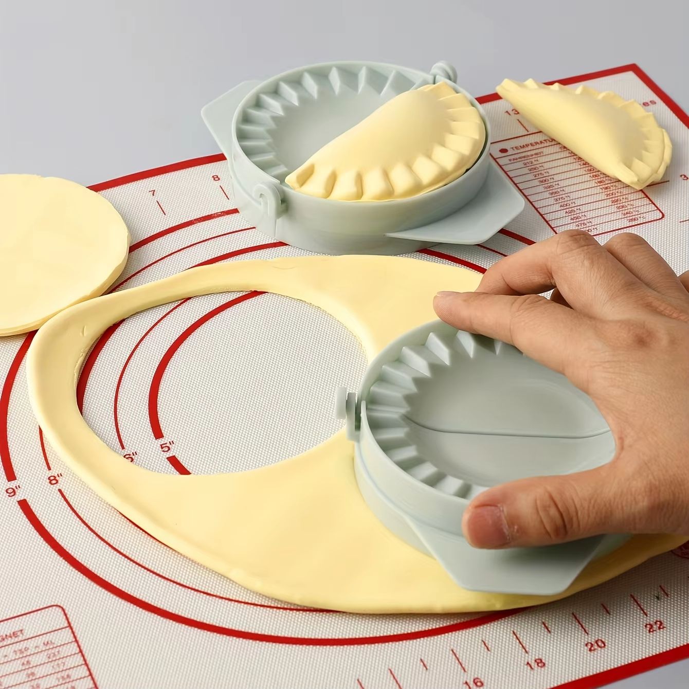 Kitchen Dumpling Maker Wrapper Presser Manual Dumpling Skin Mold Machine Ravioli Maker Press Pastry Maker Kitchen Gadget sky Blue