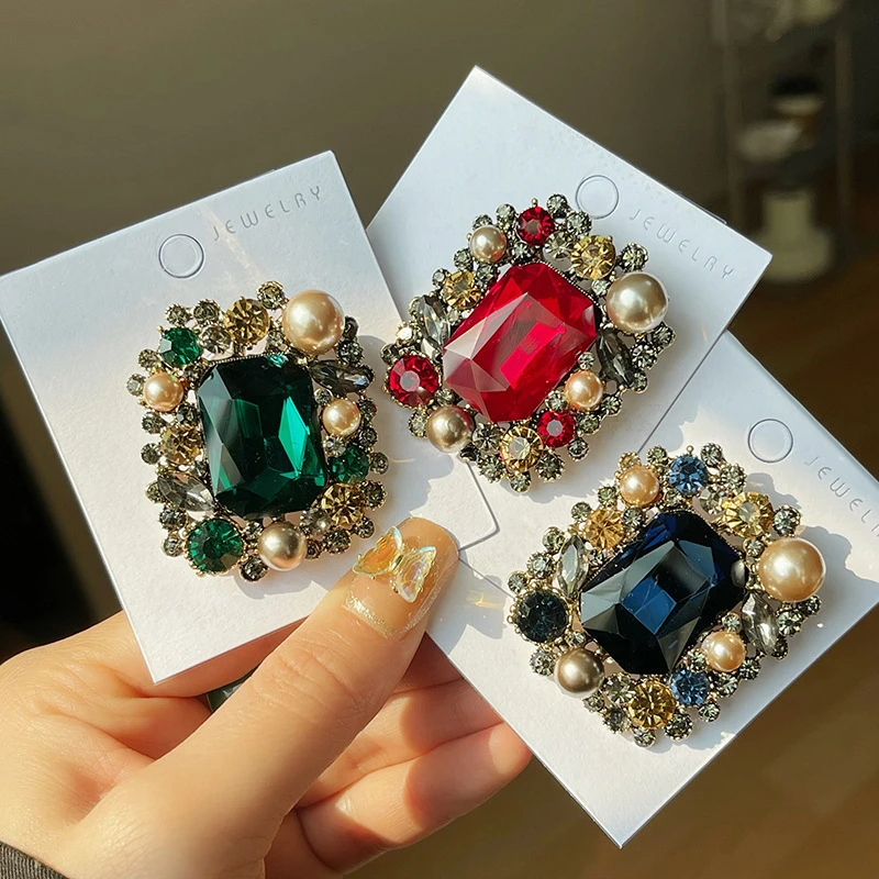 Spilla quadrata classica da donna alla moda con perle di cristallo Spilla vintage di lusso con strass Distintivi da donna Cappotto retrò Spille per abbigliamento Regalo di gioielli