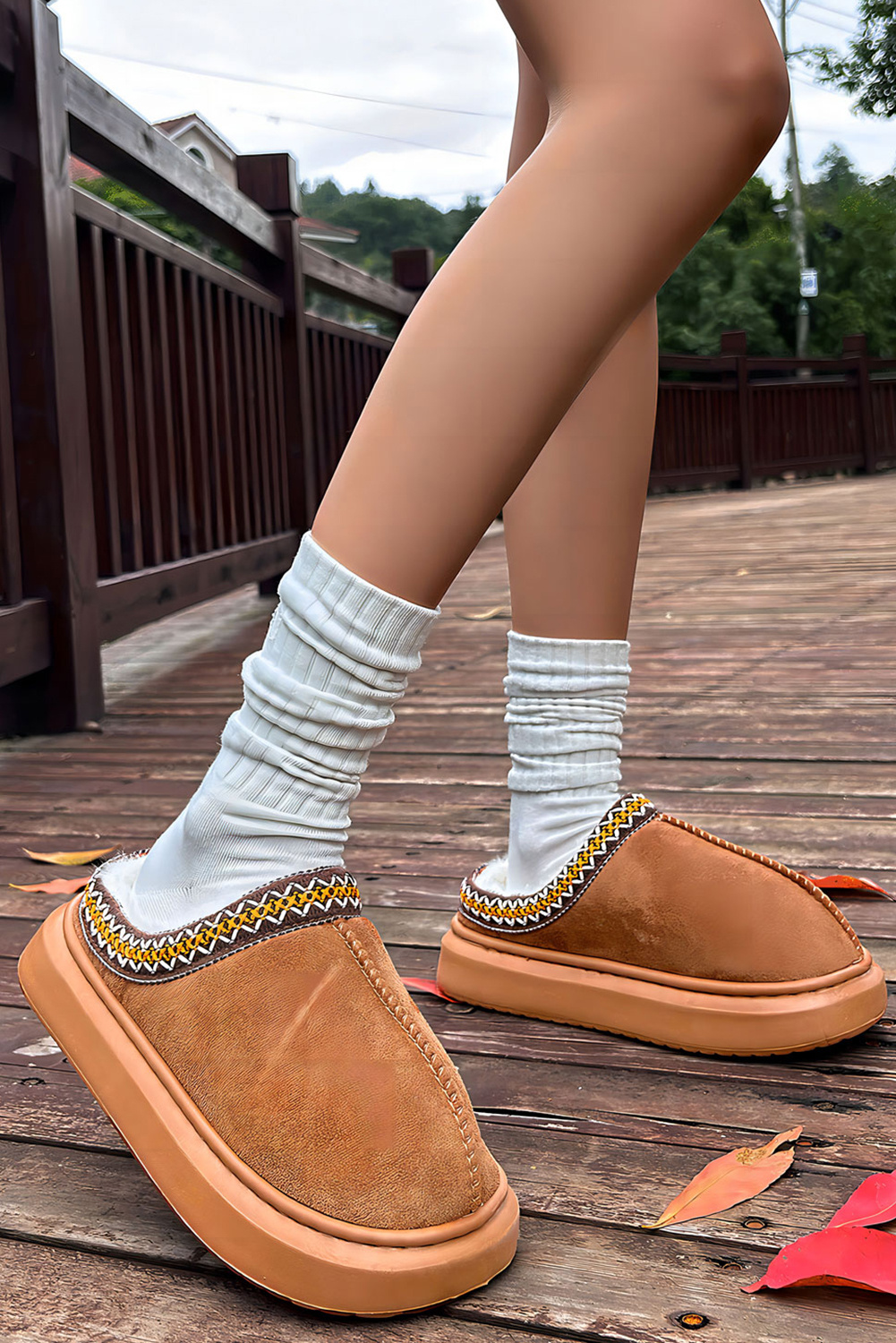 Plattformhausschuh mit besticktem Rand Image