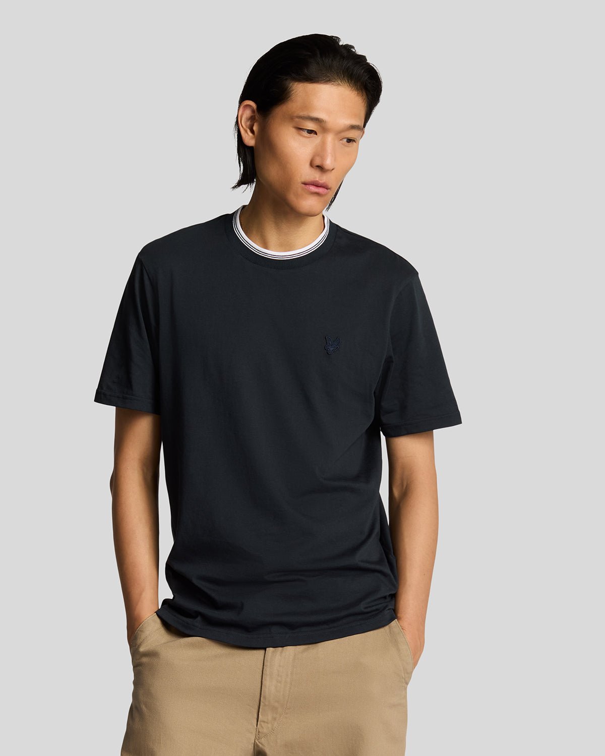 Lyle & Scott T-Shirt aus superfeiner Baumwolle mit Zierstreifen – Marineblau Image