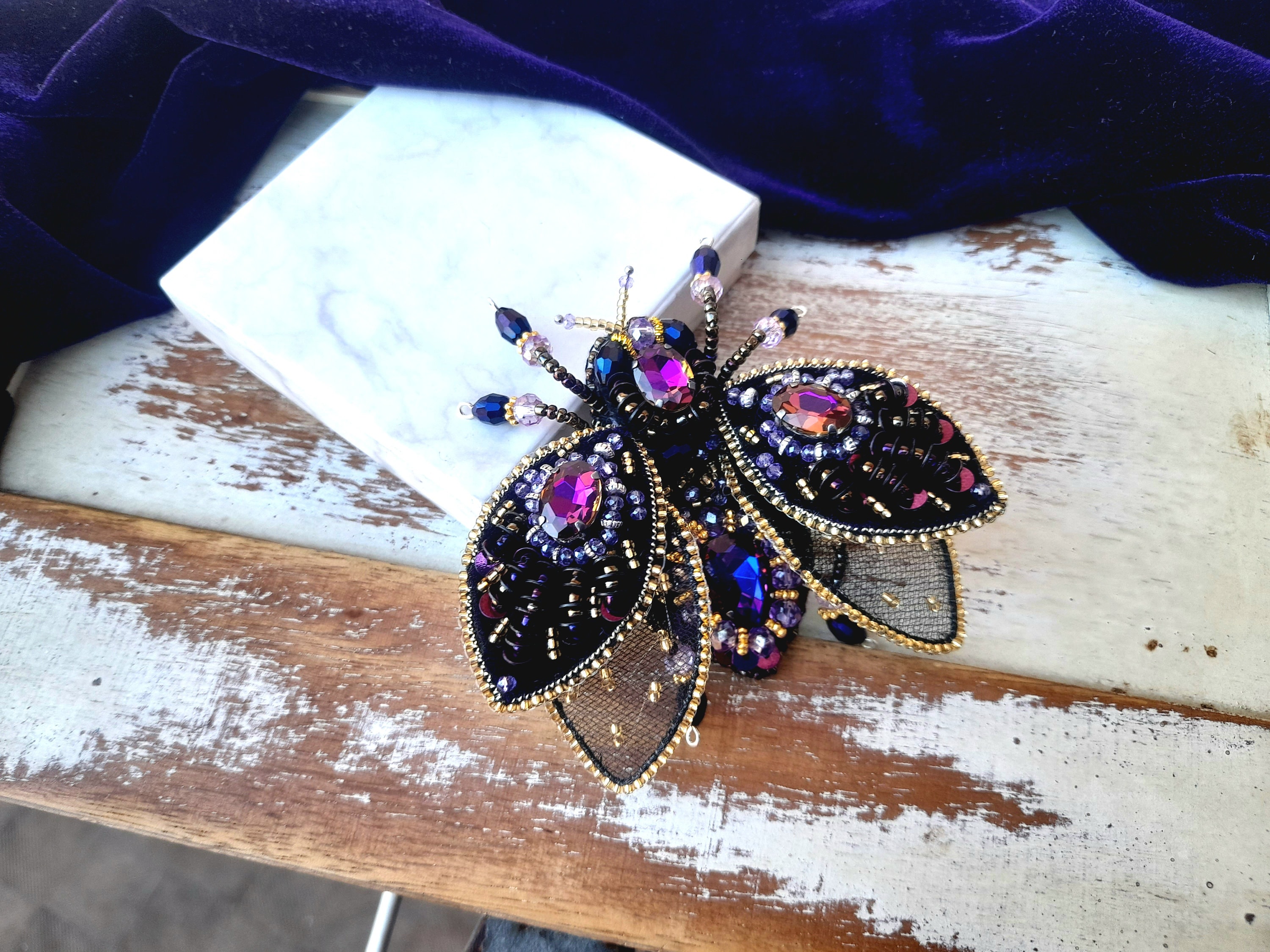 Spilla con perline a forma di scarabeo, spilla a forma di cicala, spilla a forma di maggio, spilla a forma di falena, spilla ricamata, spilla viola pe