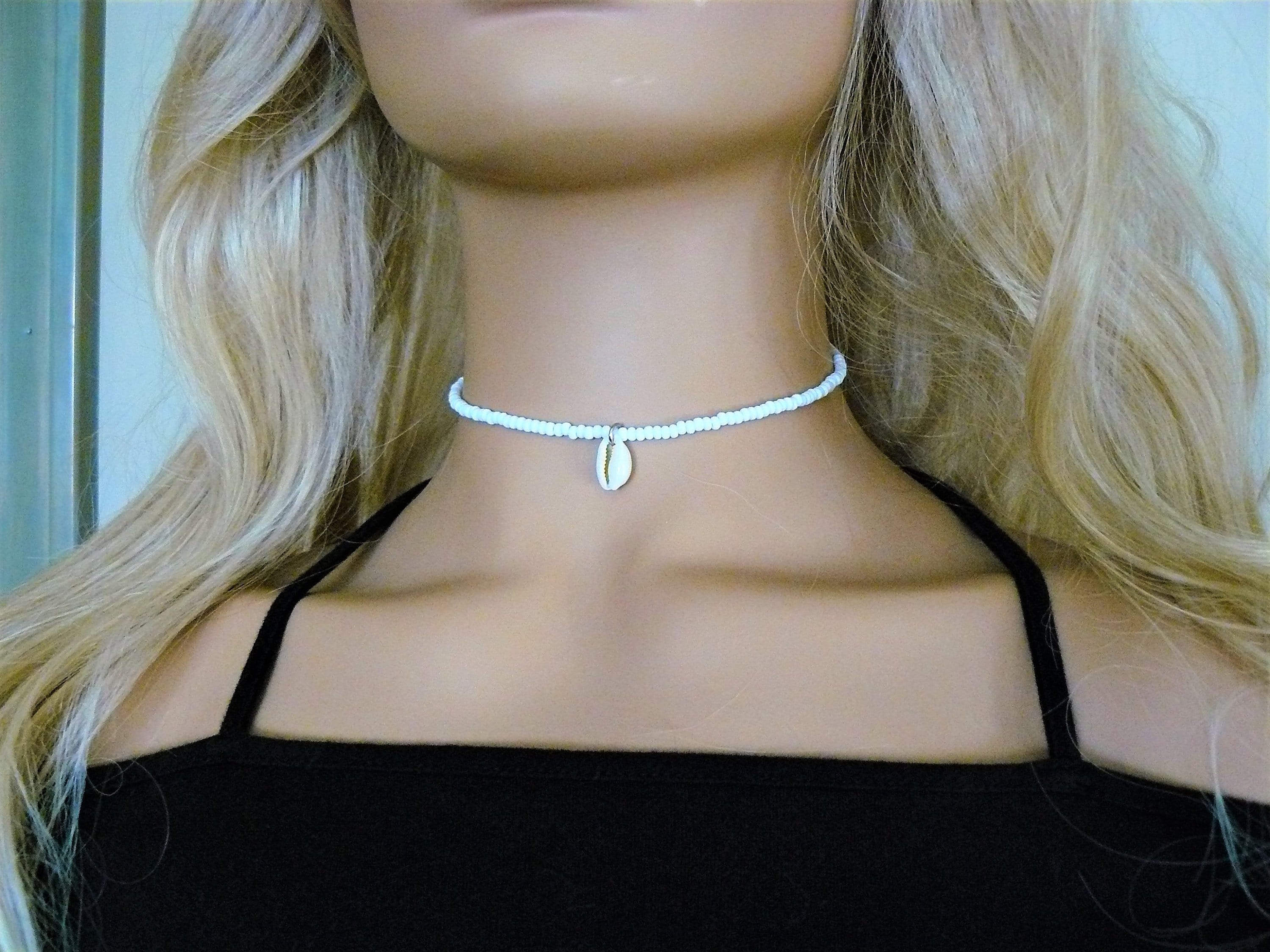 Collana girocollo in conchiglia di ciprea naturale Collana girocollo in conchiglia di ciprea Collana di perline bianche Collana girocollo in conchigli