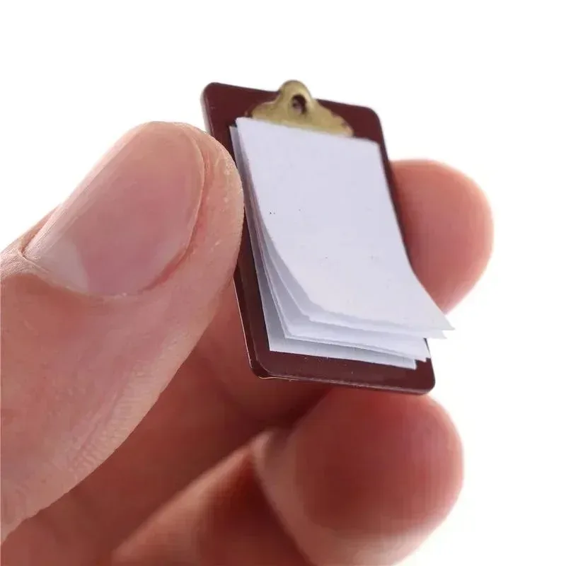 Für Puppe DIY Miniatur Puppenhaus Puppen Zubehör 18mm * 21mm Legierung Zwischenablage Mit Echt Papier Attache Image