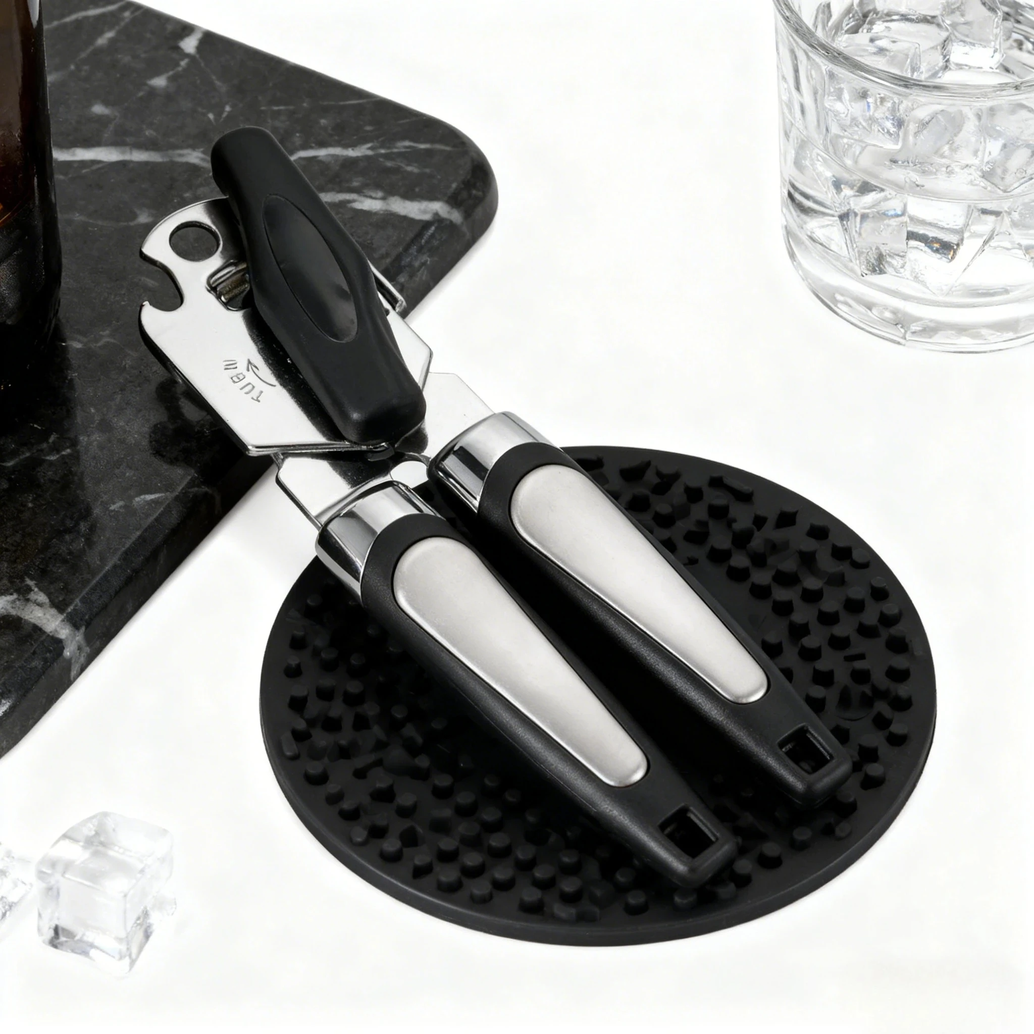 Manueller Dosenöffner, handgefertigt aus robustem und langlebigem Edelstahl. Die Klinge ist scharf und glatt. Essential Kitchen Gadgets