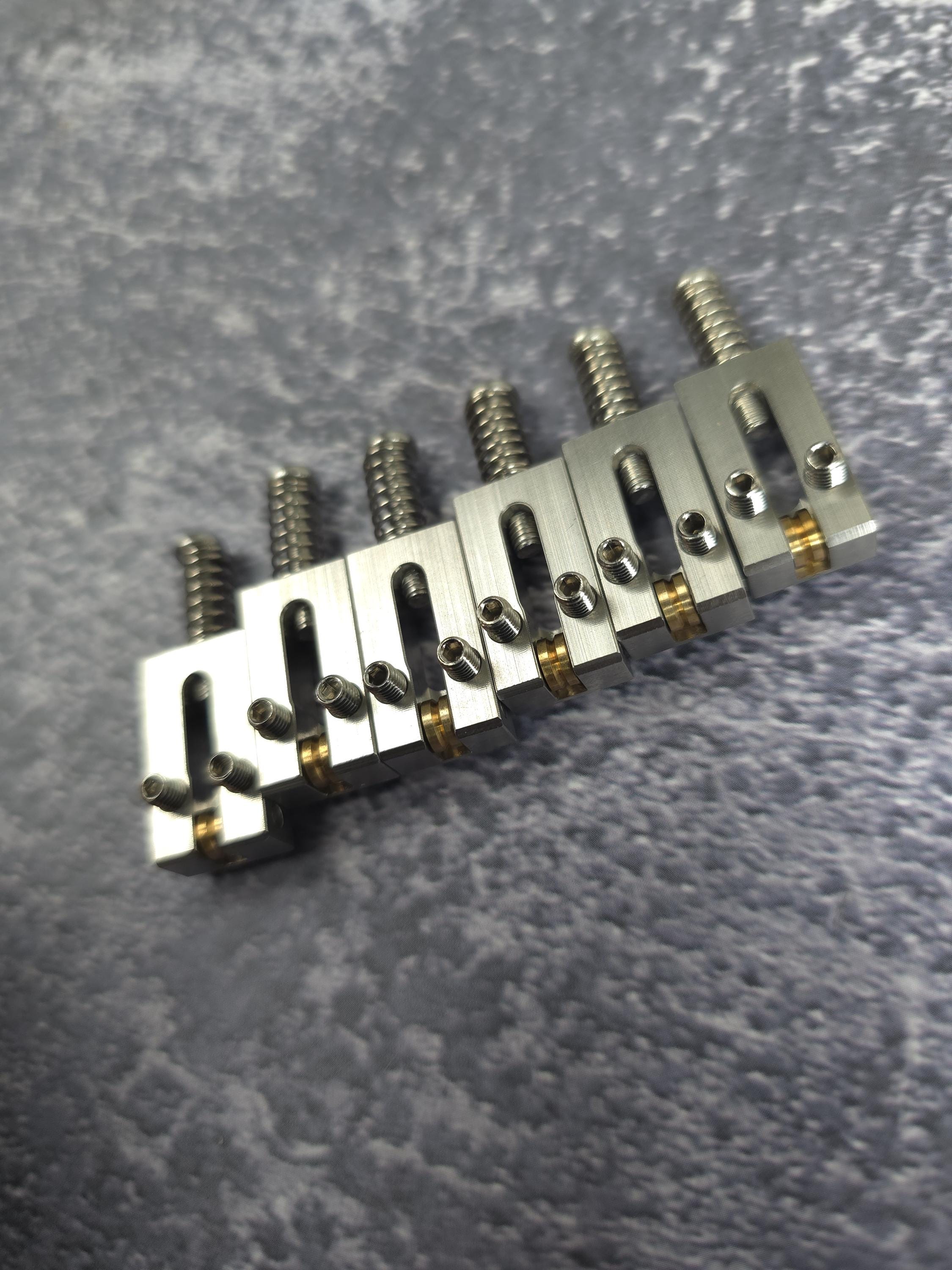 Sella a rulli in acciaio inossidabile per chitarra elettrica Tremolo Hardtail Bridge Saddles per chitarra stile ST TL 10.5