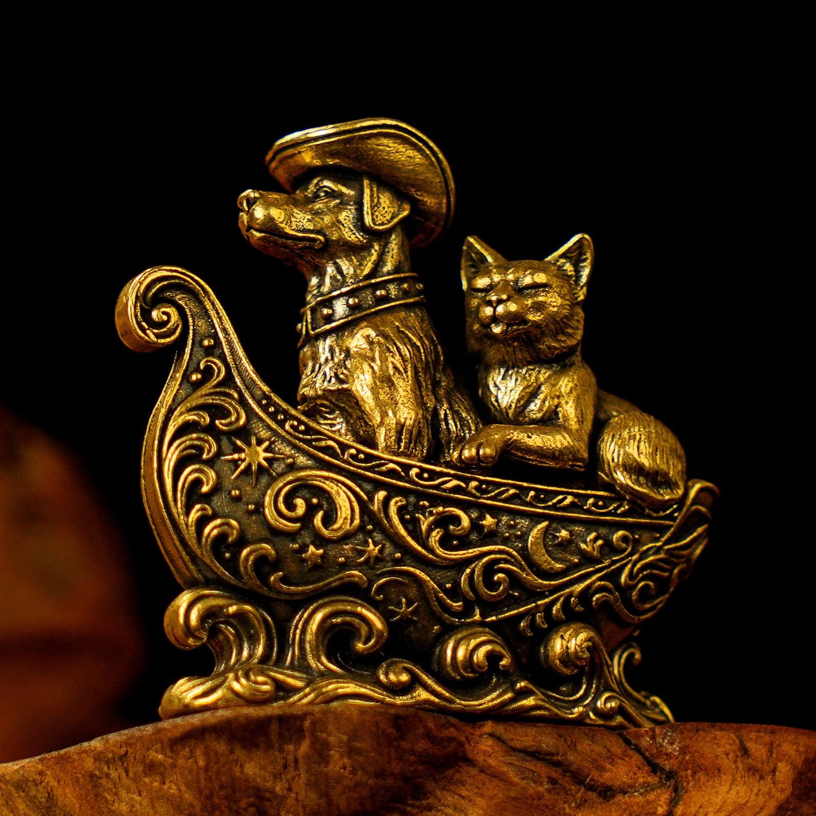 Statuetta in ottone massiccio raffigurante un cane e un gatto esploratore: scultura retrò in stile nautico per l'arredamento della casa