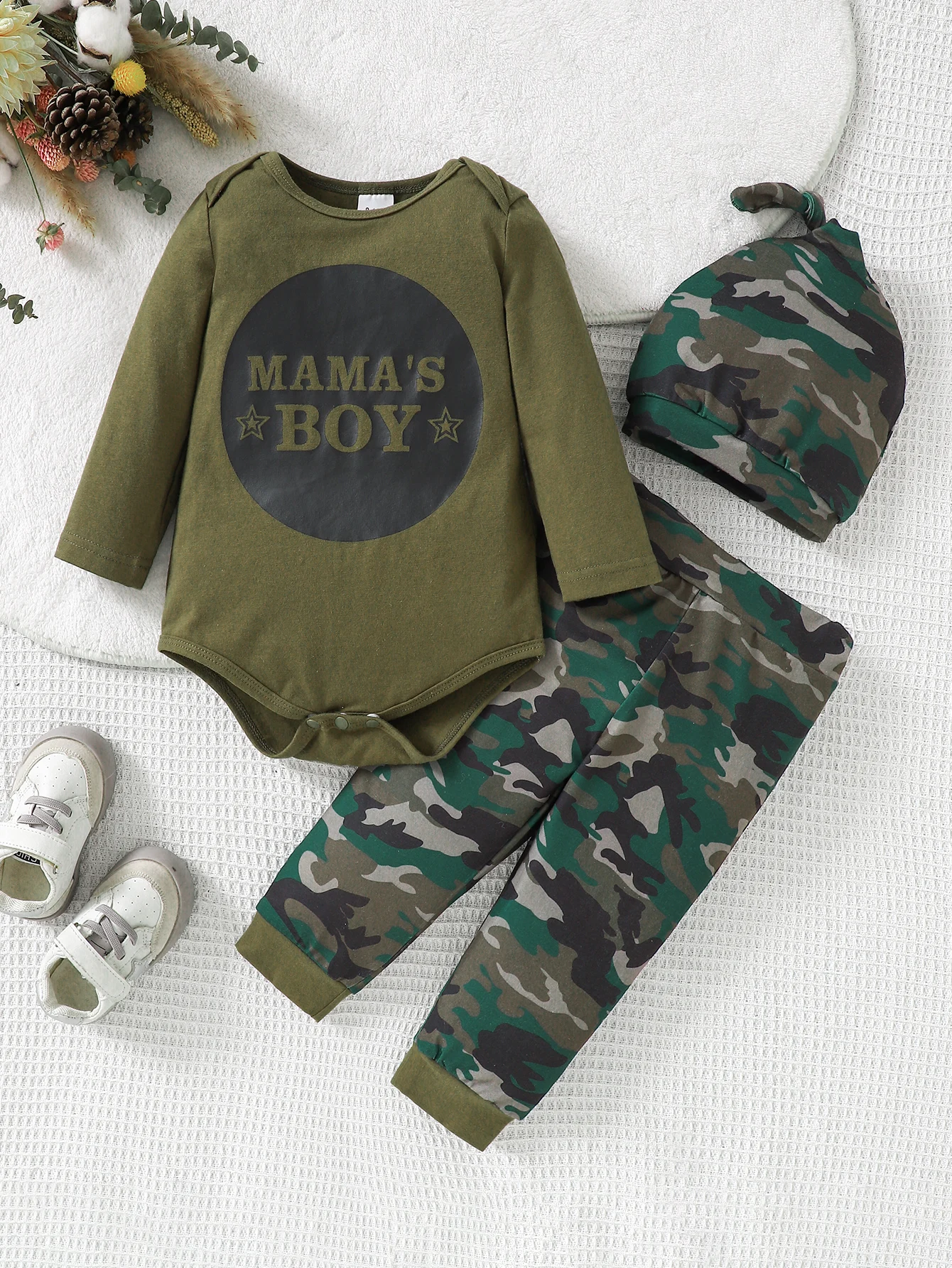 3-teiliges Baby-Set: Lässiger Triangel-Body mit Buchstabendruck + lange Tarnhose + Mütze für Frühling und Herbst Image