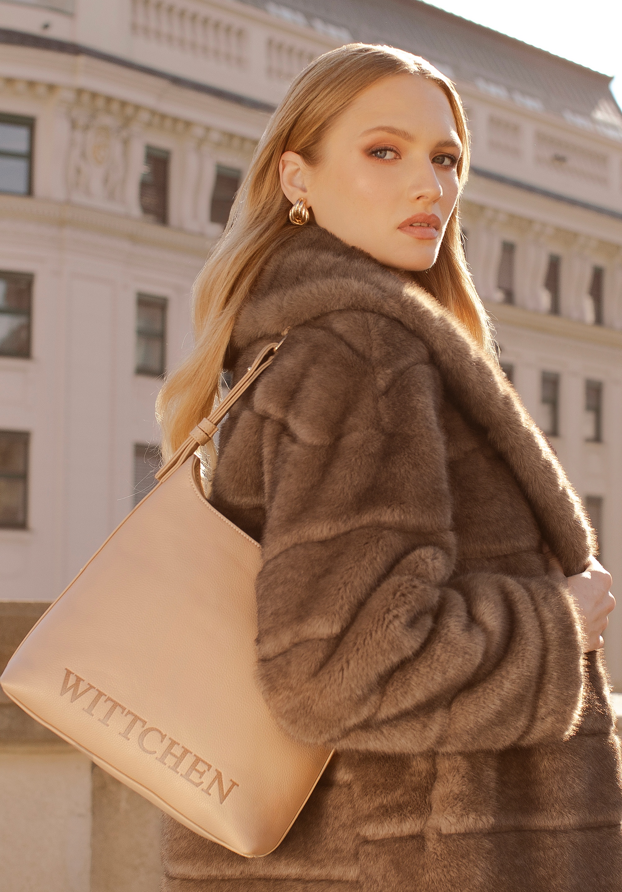 Wittchen Damenhandtasche mit geprägtem Logo, beige, Öko-Leder Image