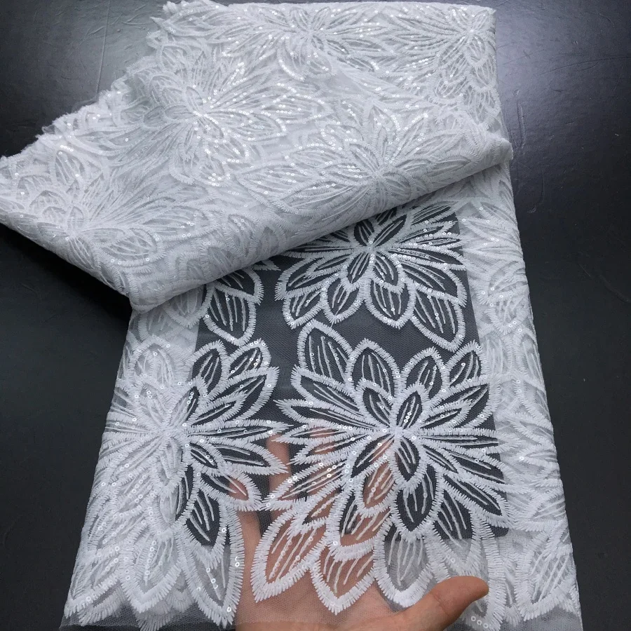 Tessuto di pizzo bianco francese di tulle di maglia 2025 di alta qualità 5 metri tessuto di pizzo africano con paillettes elegante abito da sposa per le donne A4043