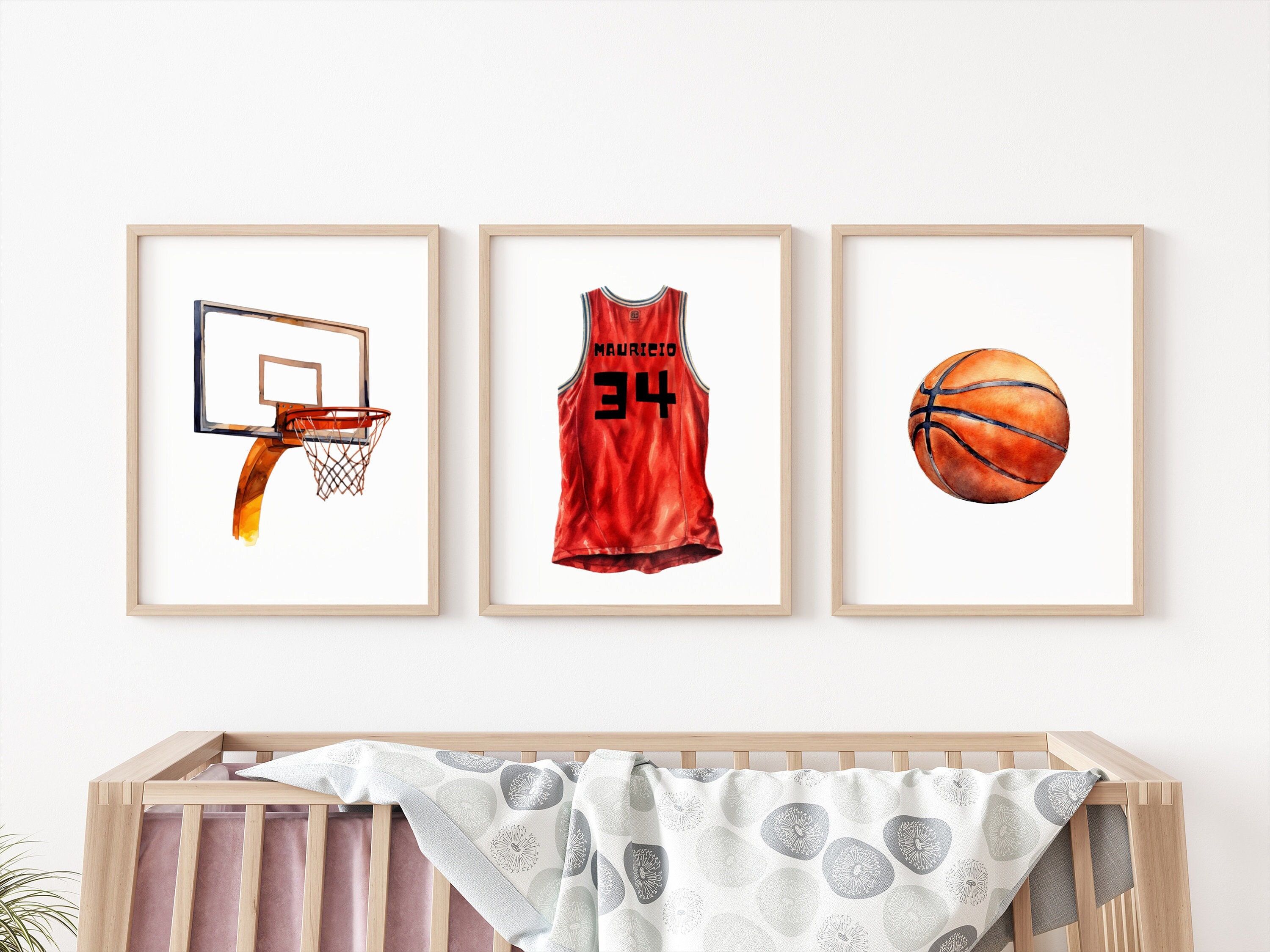 Set di stampe artistiche personalizzate con maglia da basket, canestro e palla ad acquerello, decorazioni sportive per cameretta dei bambini, ufficio,