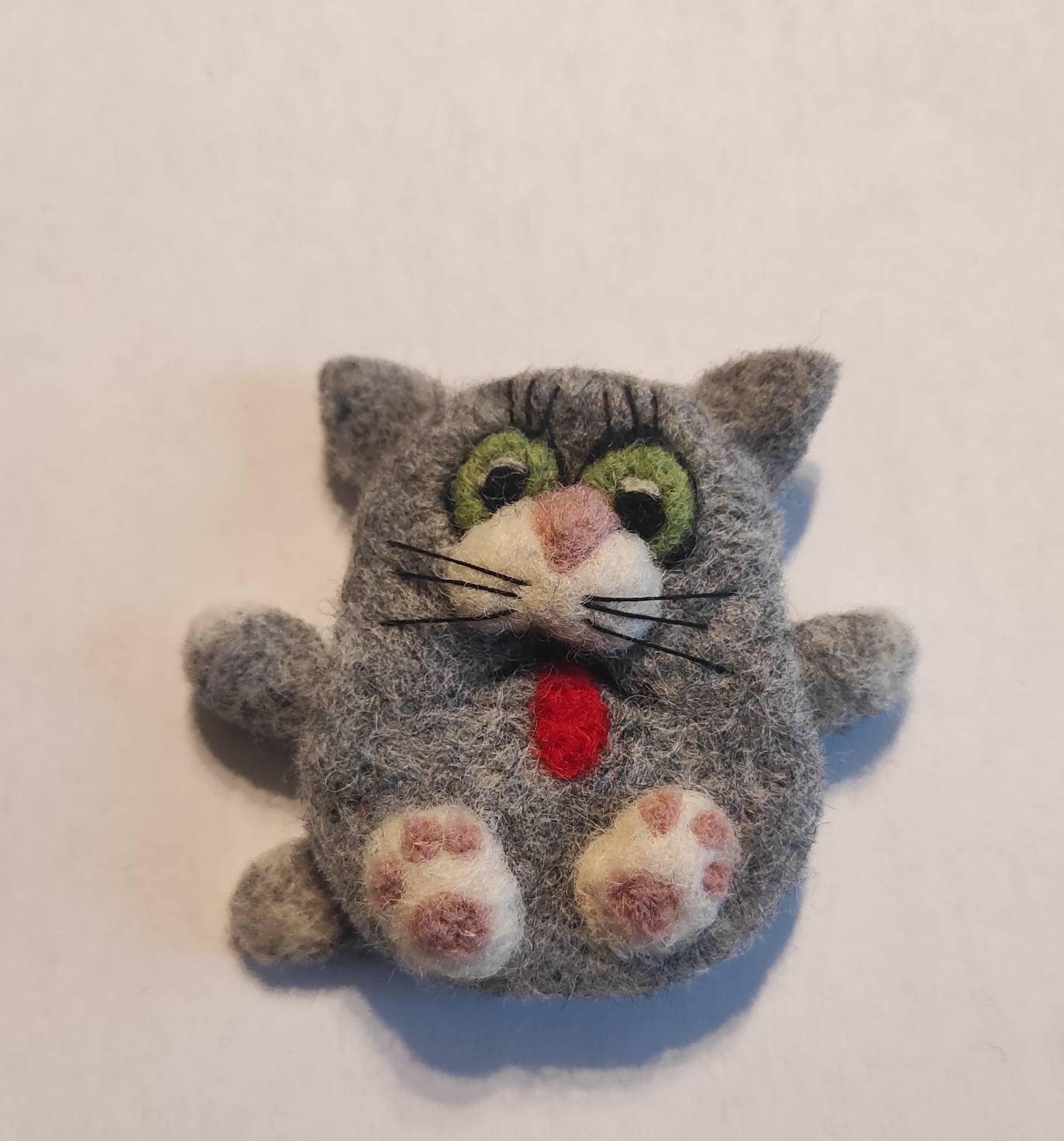 Spilla a forma di gatto in feltro, spilla in feltro, spilla a forma di gatto, spilla a forma di gatto, spilla in lana, gioielli a forma di gatto, bel
