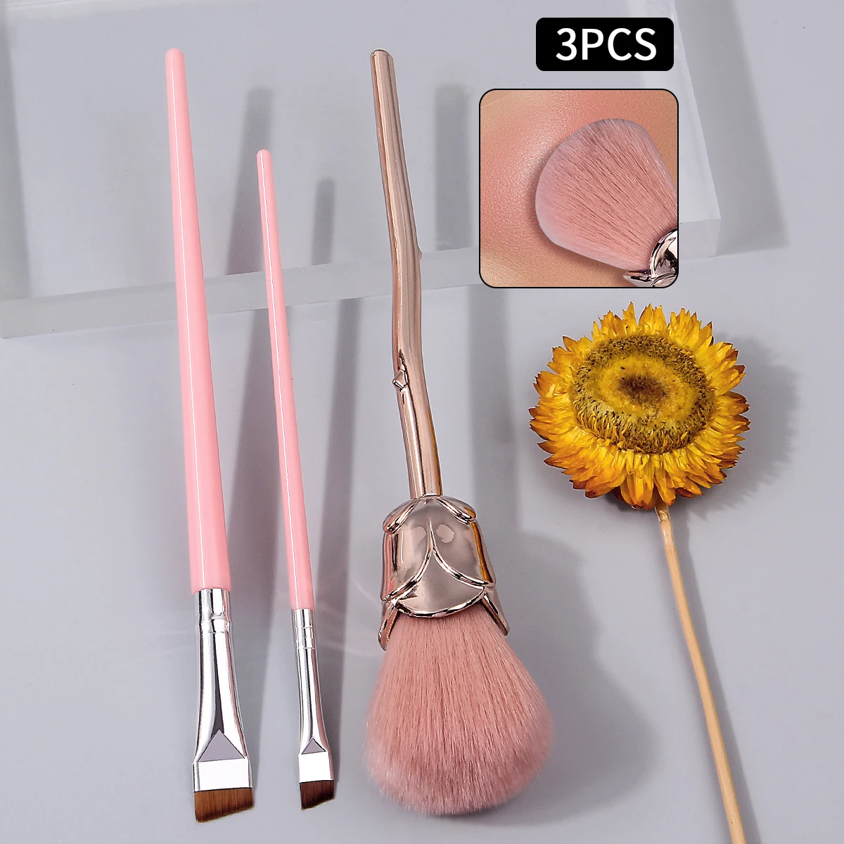 Der exquisite Make-up-Pinsel mit Rosenstrauß wird mit einem zusätzlichen zwei abgewinkelten Eyeliner-Unter-Eye-Pinseln unterschiedlicher Größe geliefert Image