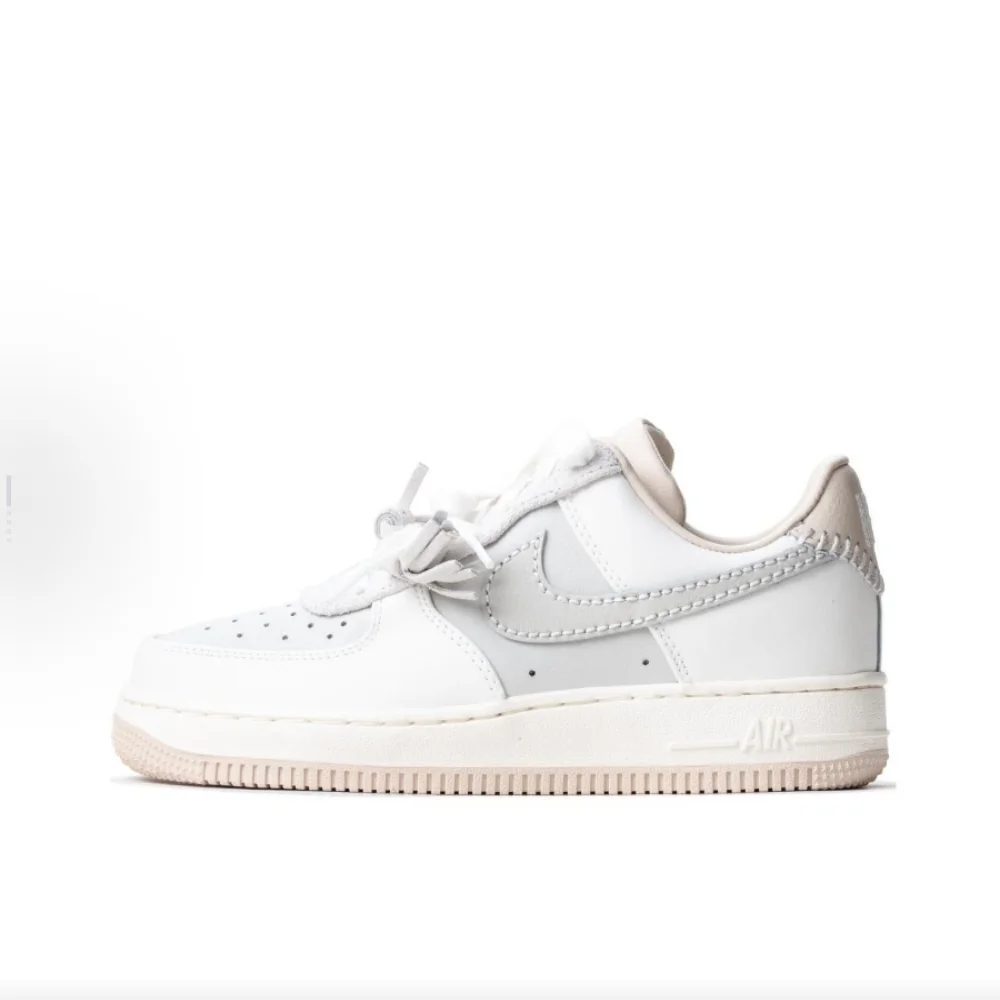 Nike Air Force 1 '07 Bequeme und vielseitige rutschfeste und langlebige Low-Top-Skateschuhe Damen Beige Rosa HV1813001