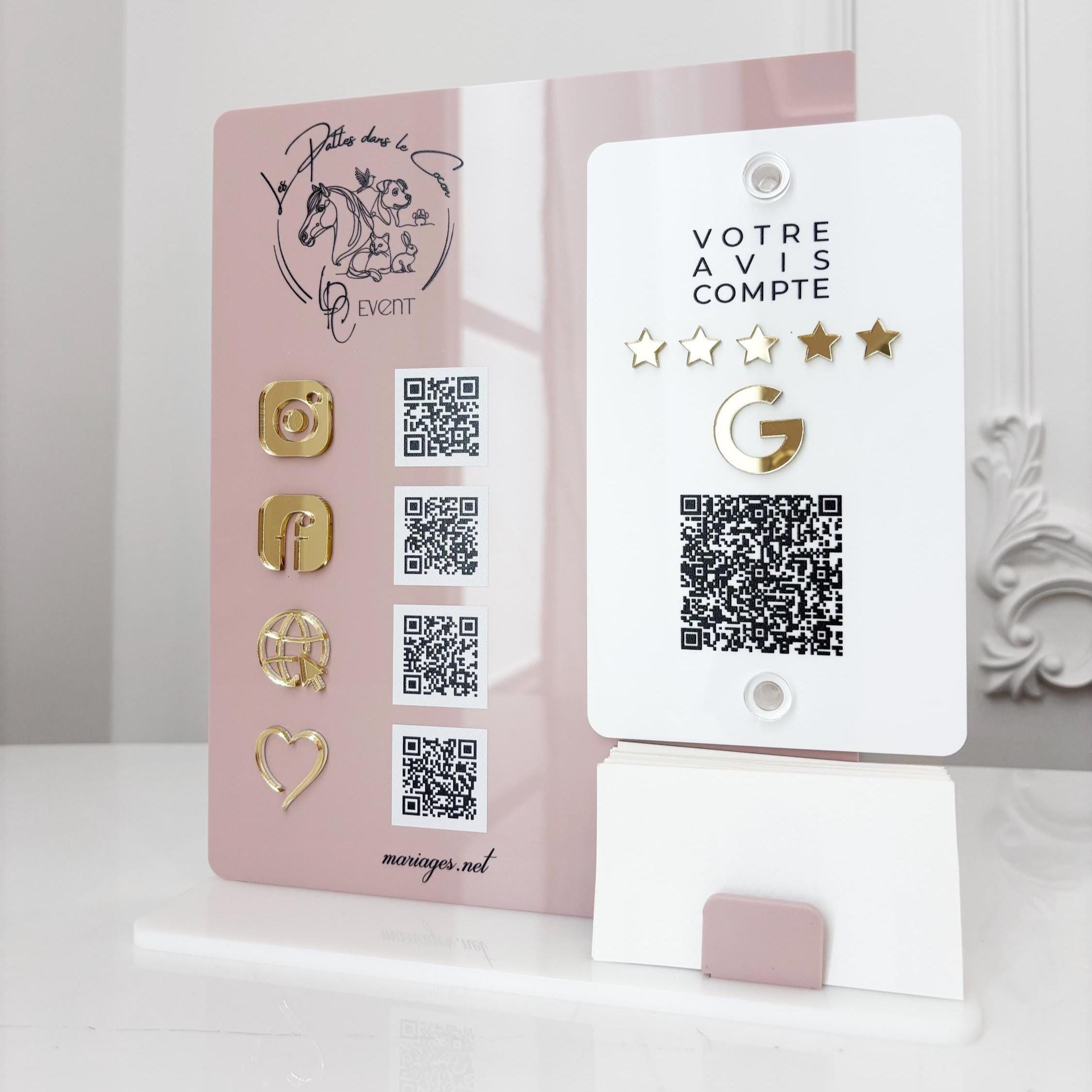 Recensisci il cartello con codice QR e porta carte - Espositore in acrilico lucido con dettagli a specchio dorati - Logo aziendale QR Social media e p