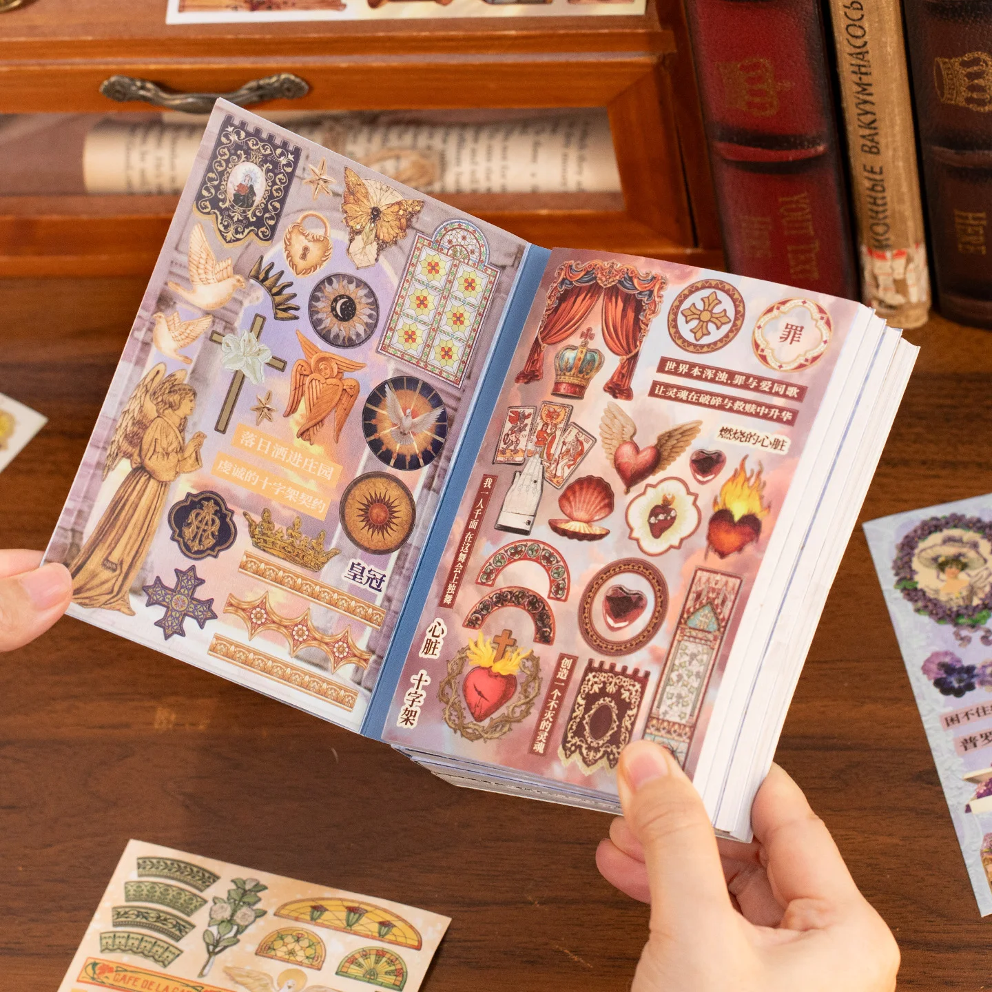 30 Stück gestanzte Stickerbuch im europäischen Vintage-Stil – Kronen- und Dessertdesigns, glitzerndes, mattes Finish, Schulbedarf Image