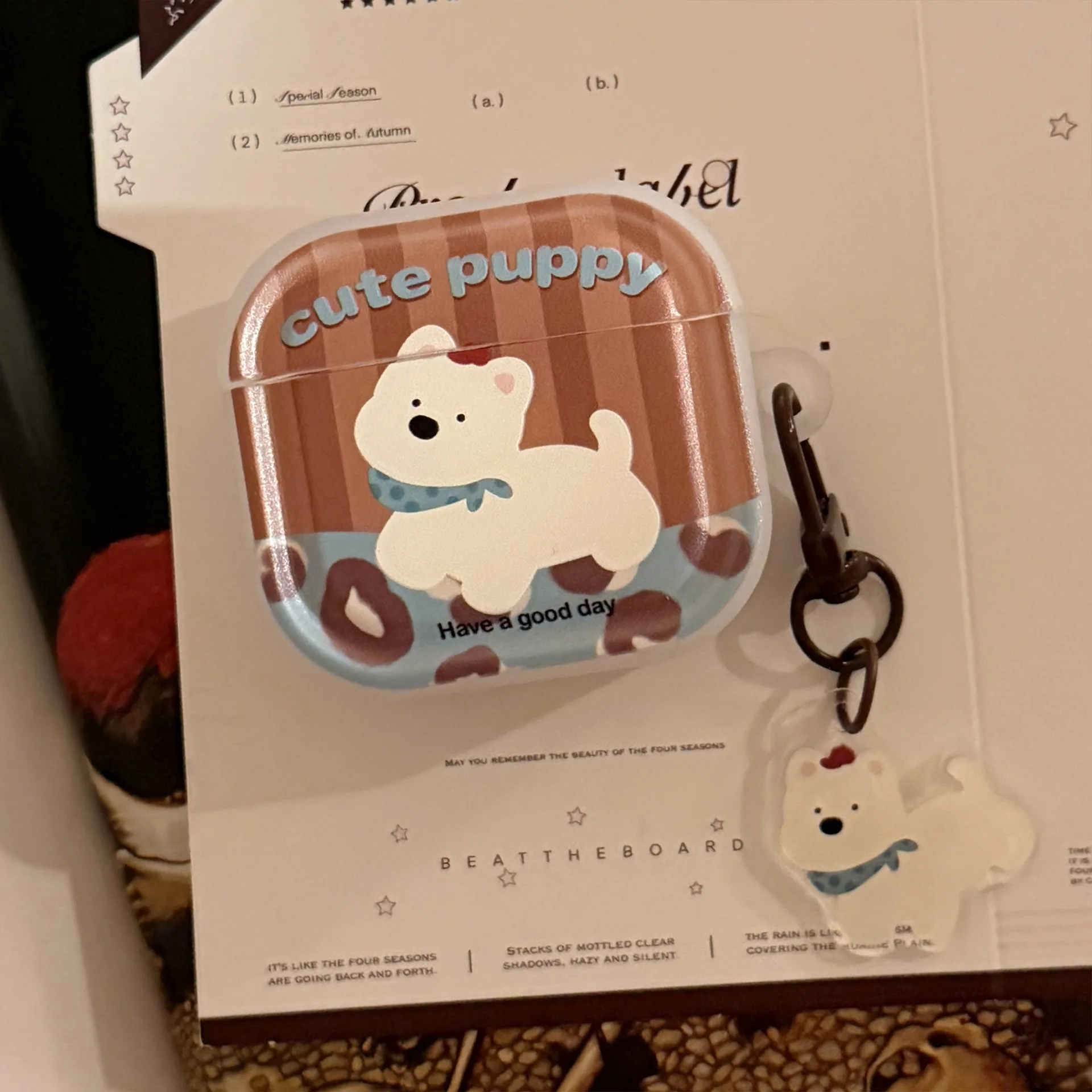 Lustige, niedliche weiße Welpen, braun gestreift, Leopardenmuster, Spleißen mit Haken, Kopfhörer-Abdeckung für AirPods 1, oder 2, 3, 4, Pro, 2, Pro 3  Image