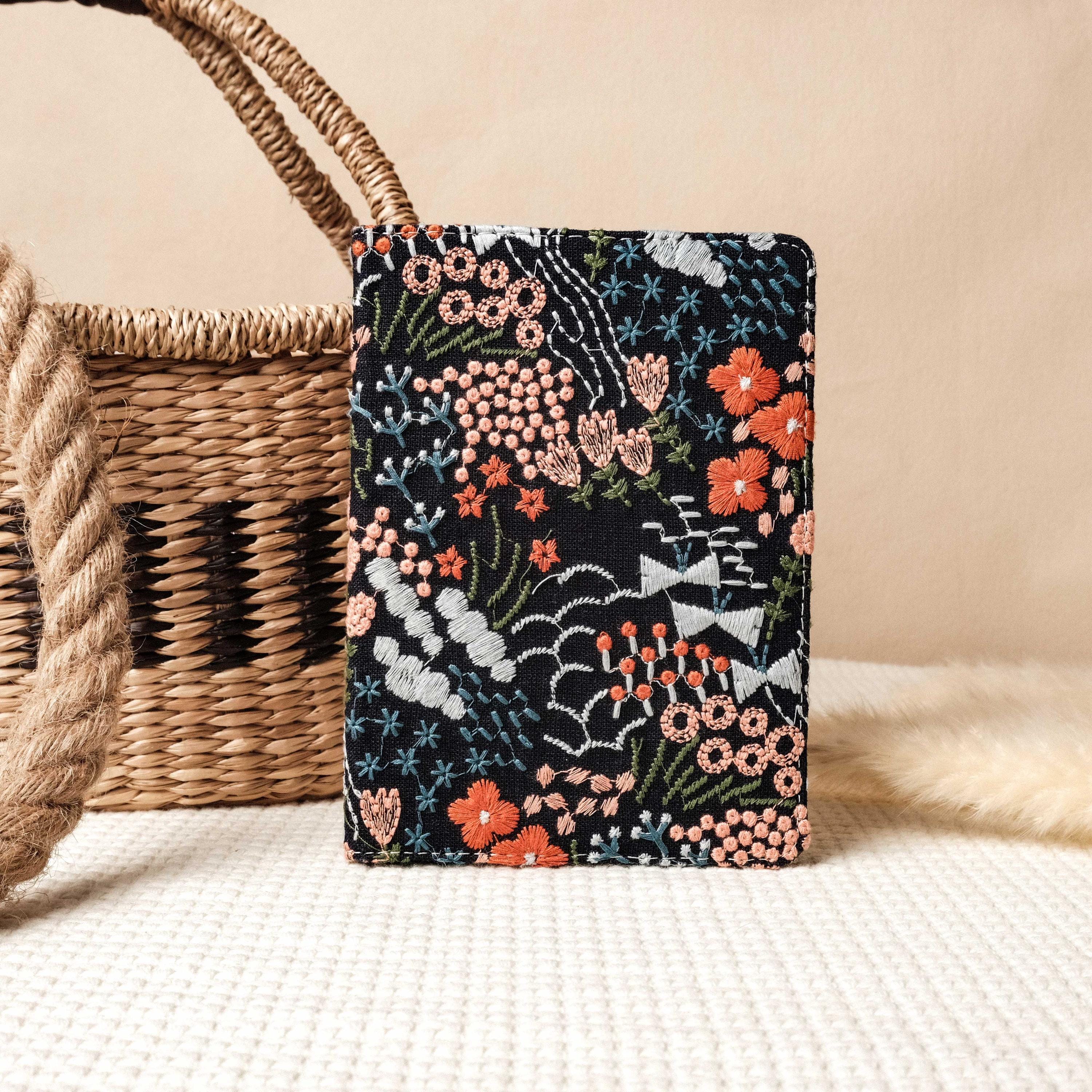 "Custodia per Kindle con ricamo Dark Blue Garden, custodia personalizzata per Kindle, custodia per Kindle 7\" 2024, custodia per Kindle Paperwhite 12a g"