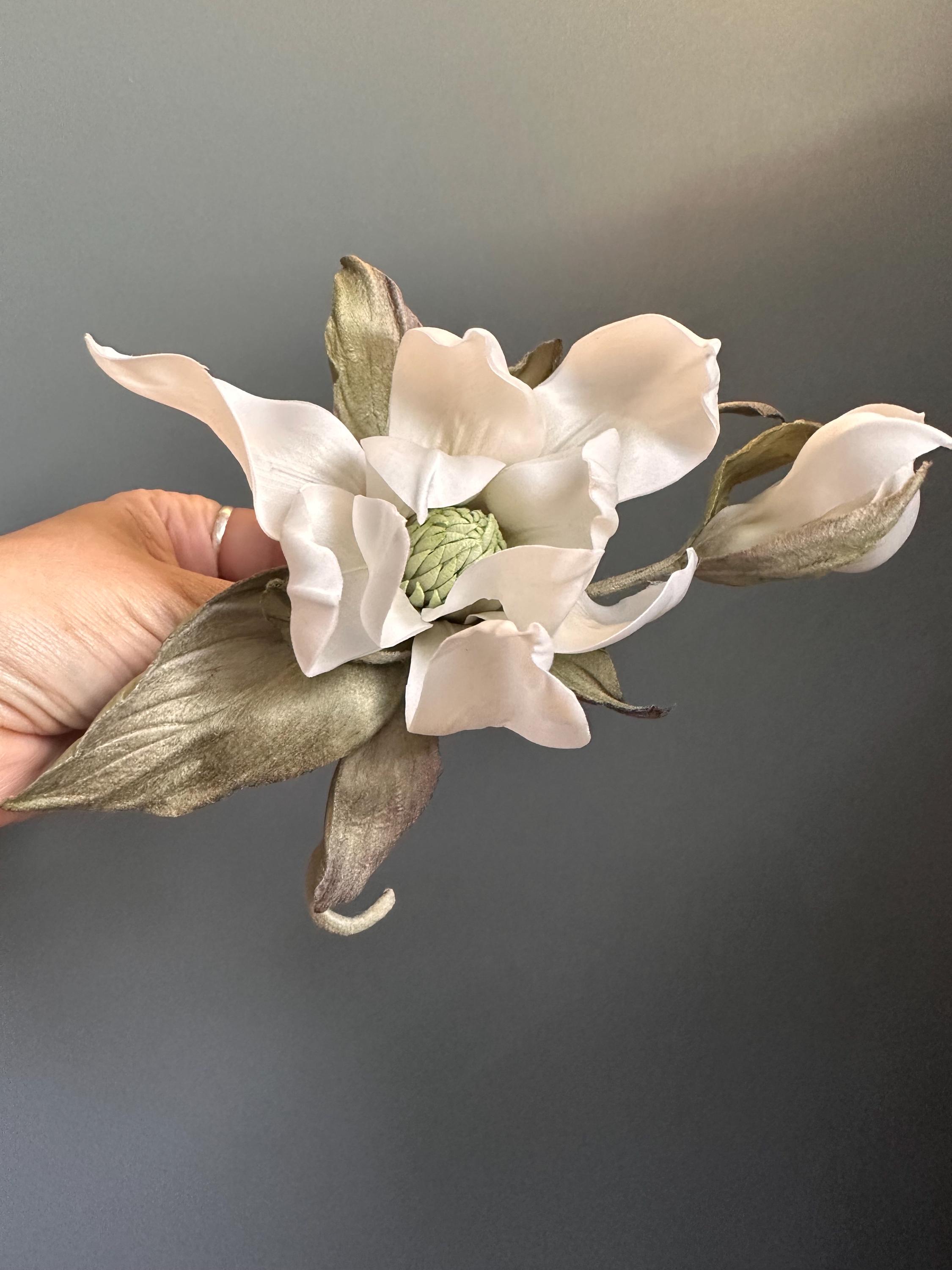 Spilla fatta a mano in seta Somebana Magnolia - Spilla con fiore bianco di lusso